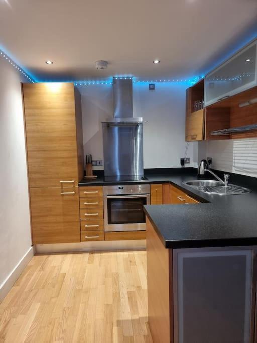 Modern By Leeds Dock Apartment
