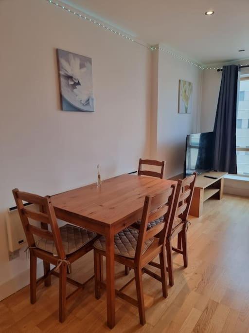 Modern By Leeds Dock Apartment *