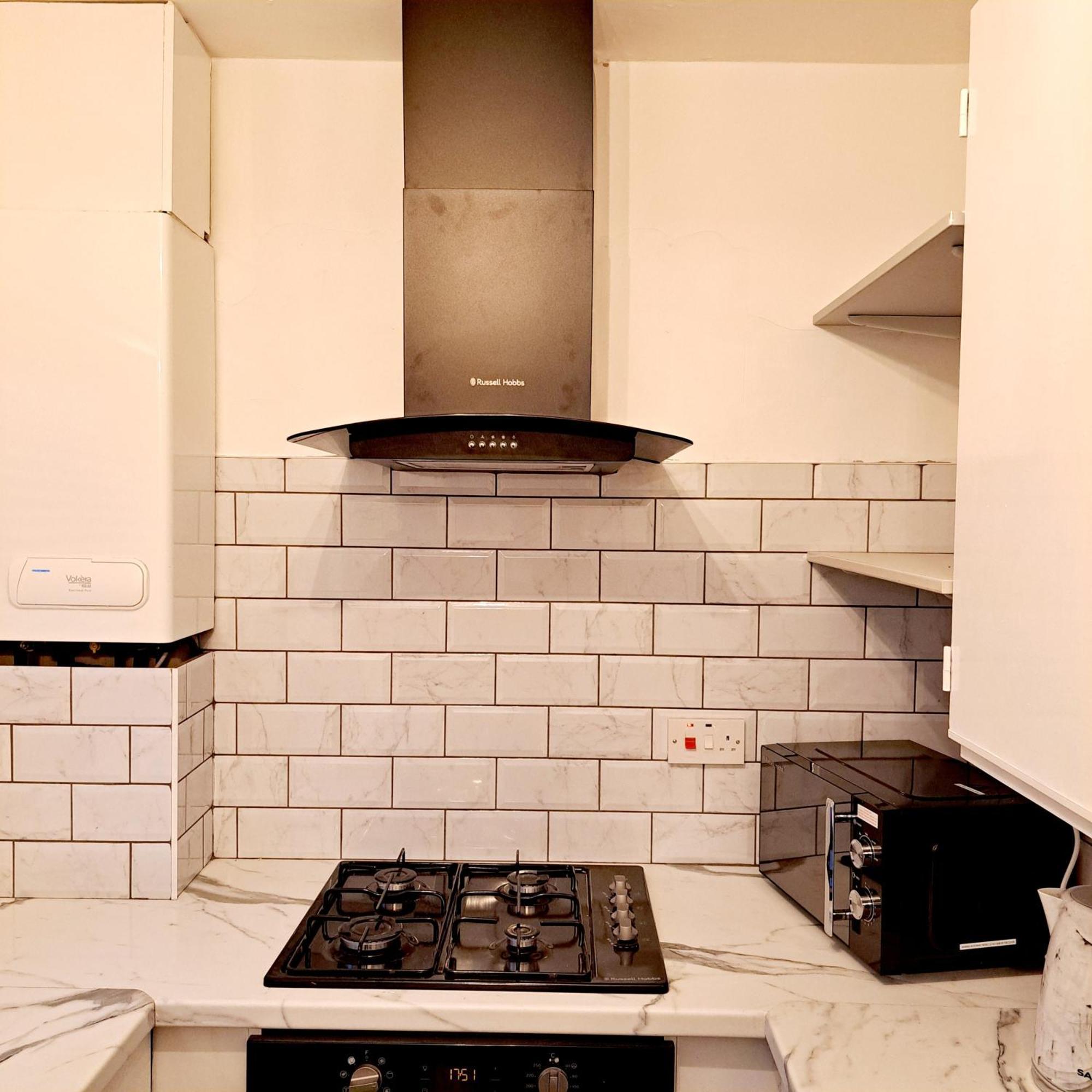 2 Bedroom House In Leeds - Sleeps 5 Wifi Parking Holiday home