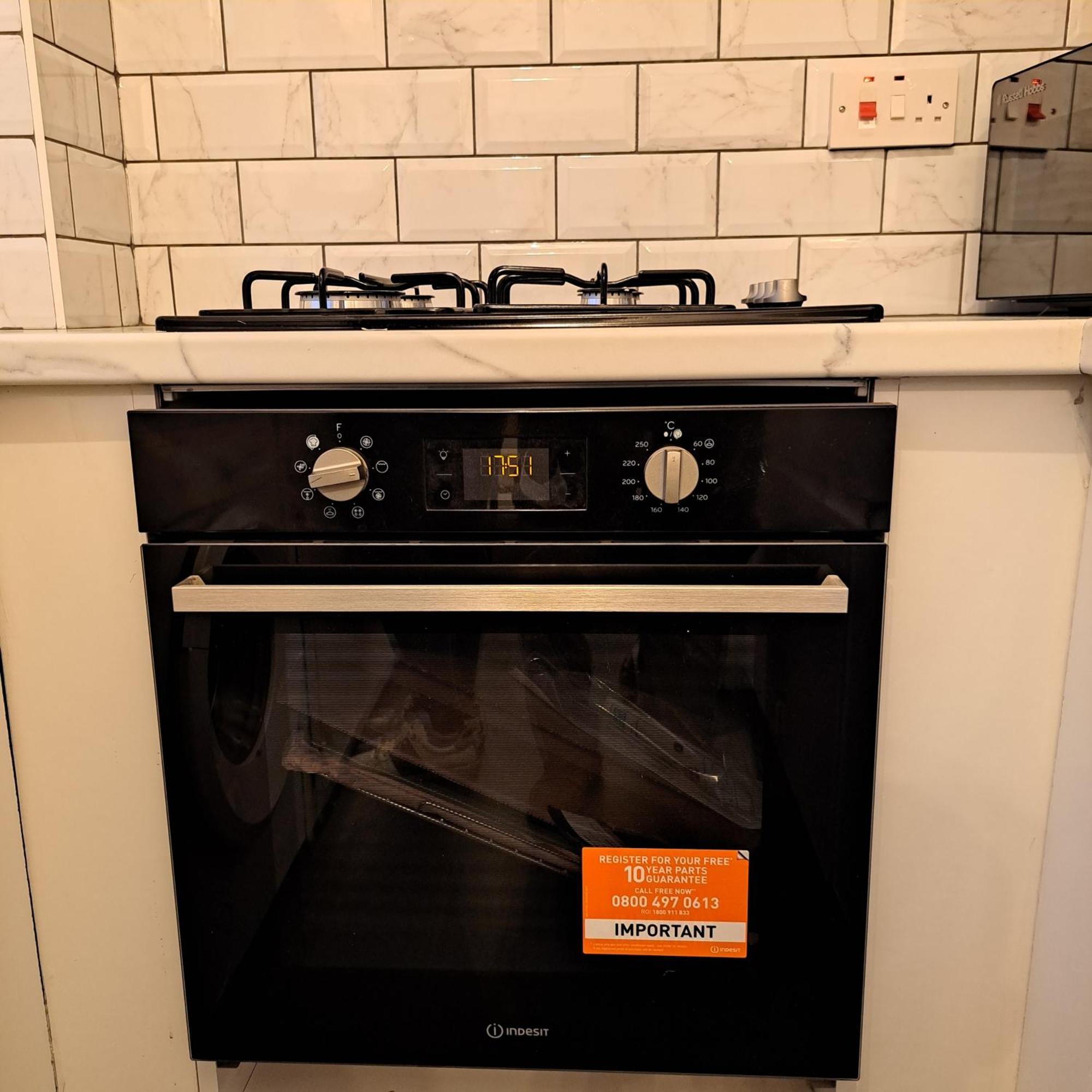 Holiday home 2 Bedroom House In Leeds - Sleeps 5 Wifi Parking