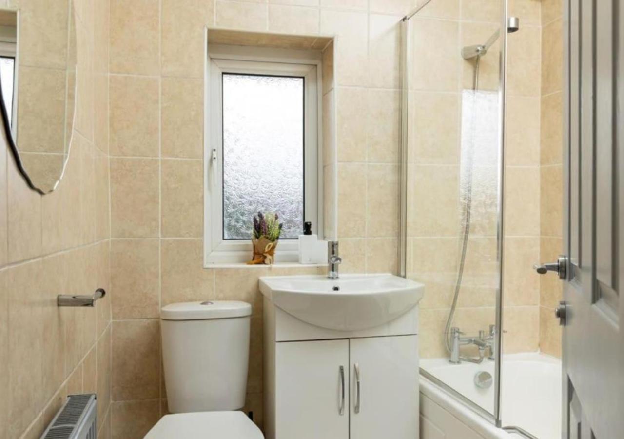 Holiday home Comfortable 3 Bedrooms Leeds Beach House - Ideal For Family And Contractors With Free Parking For 2 Cars - Free Wifi - Projector - Smart Light Leeds (West Yorkshire)