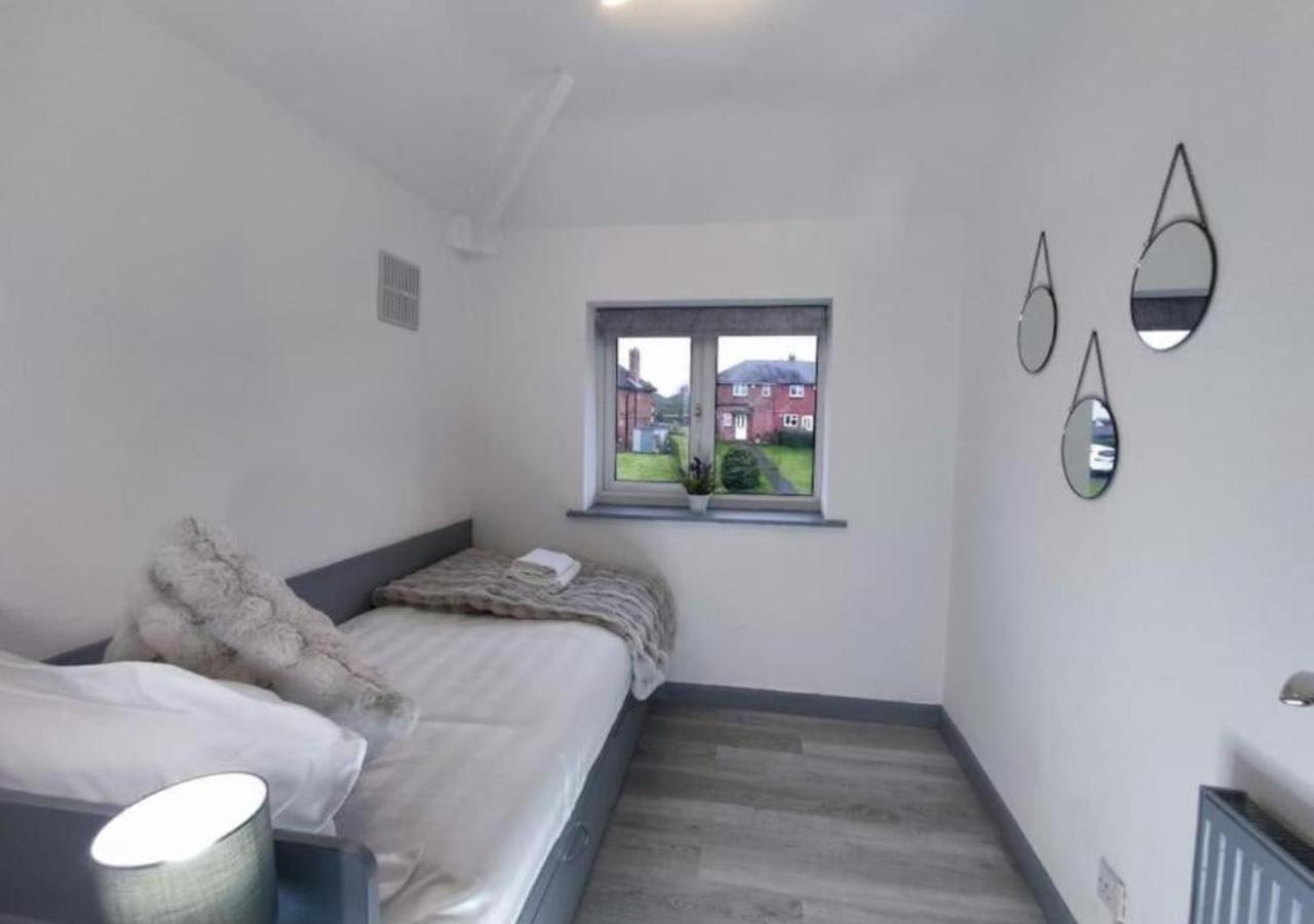 Comfortable 3 Bedrooms Leeds Beach House - Ideal For Family And Contractors With Free Parking For 2 Cars - Free Wifi - Projector - Smart Light Holiday home *