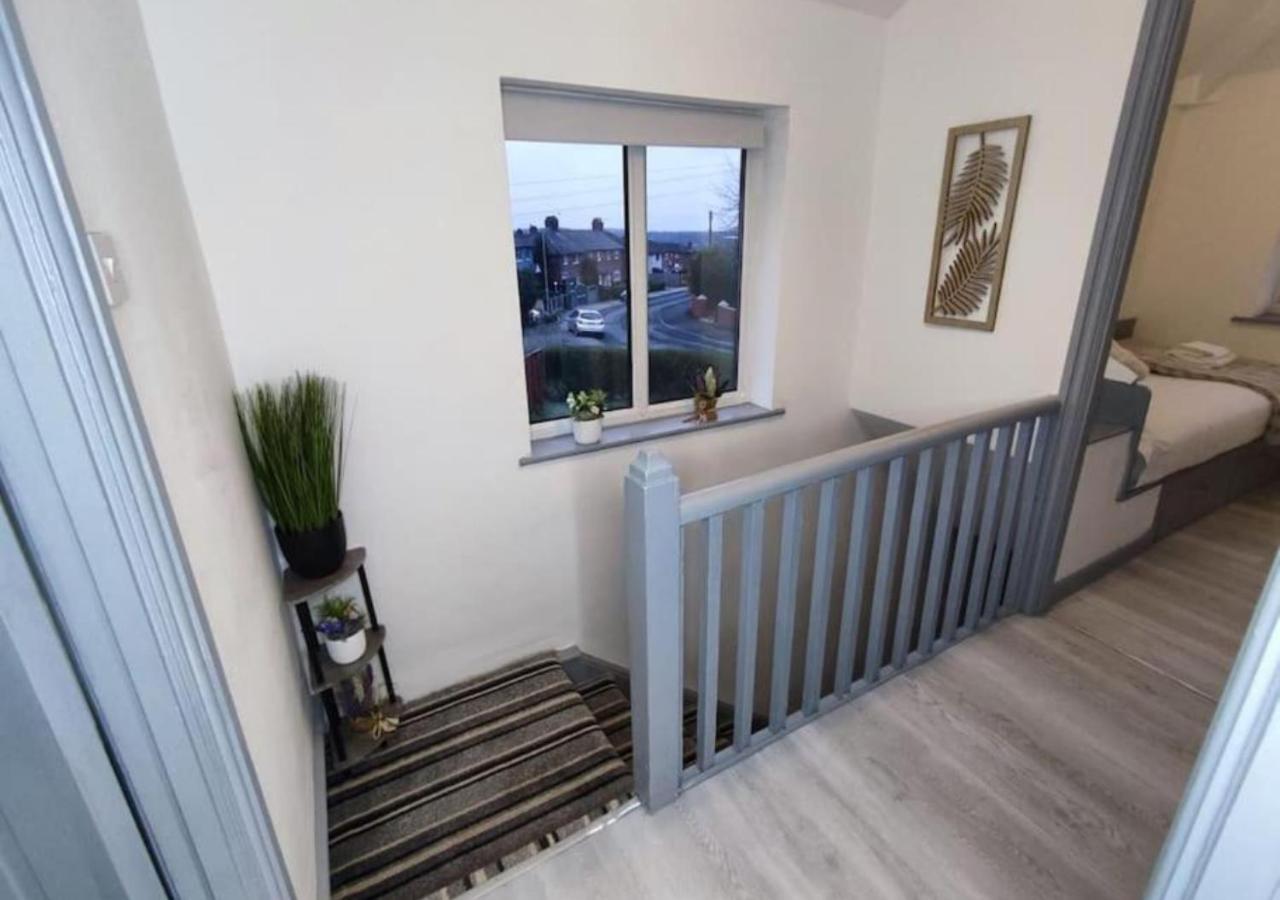 Comfortable 3 Bedrooms Leeds Beach House - Ideal For Family And Contractors With Free Parking For 2 Cars - Free Wifi - Projector - Smart Light Leeds (West Yorkshire)