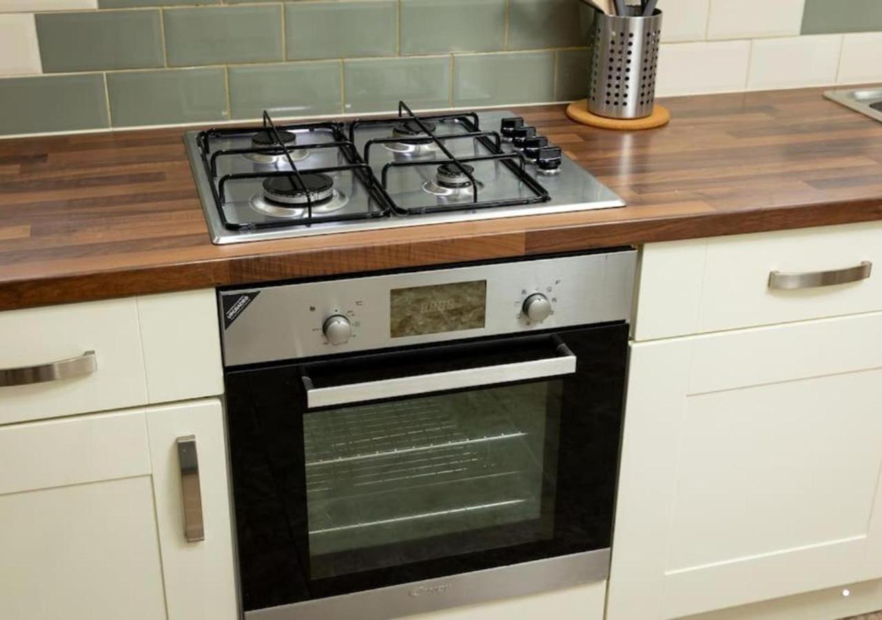 Comfortable 3 Bedrooms Leeds Beach House - Ideal For Family And Contractors With Free Parking For 2 Cars - Free Wifi - Projector - Smart Light Holiday home *