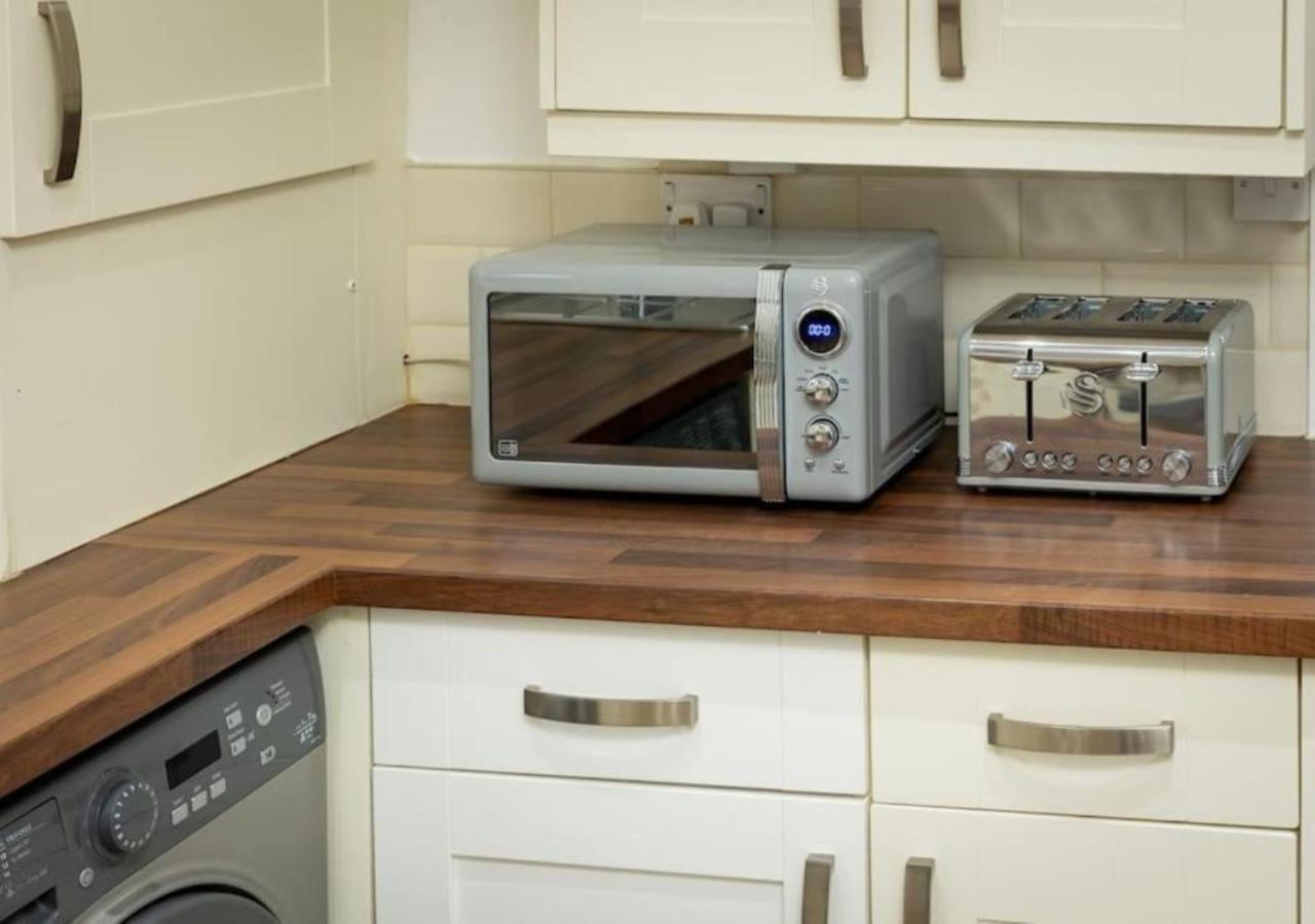 Holiday home Comfortable 3 Bedrooms Leeds Beach House - Ideal For Family And Contractors With Free Parking For 2 Cars - Free Wifi - Projector - Smart Light *
