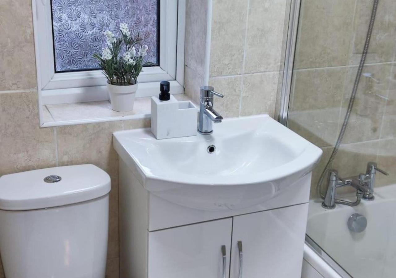 Comfortable 3 Bedrooms Leeds Beach House - Ideal For Family And Contractors With Free Parking For 2 Cars - Free Wifi - Projector - Smart Light Leeds (West Yorkshire)