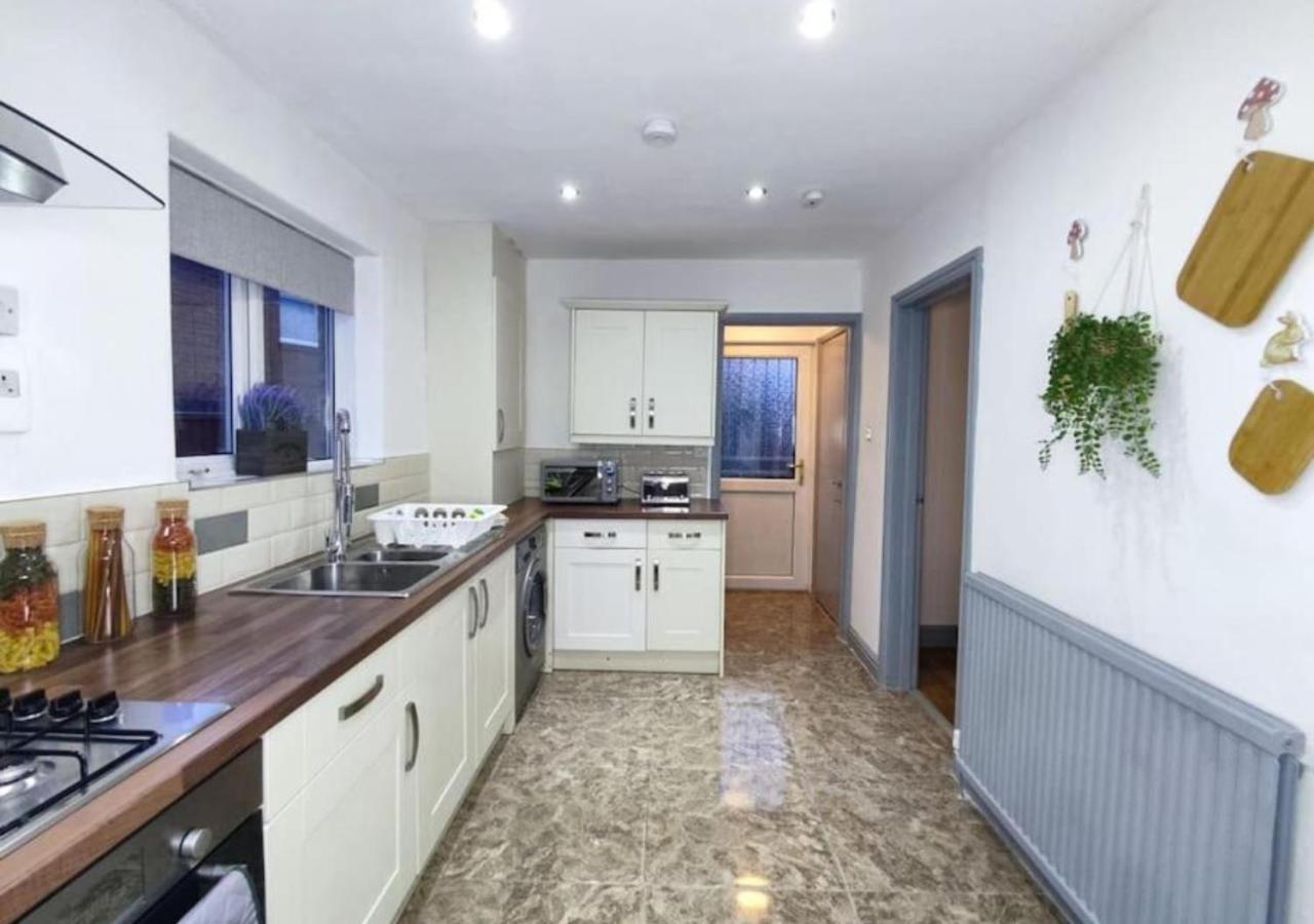 Comfortable 3 Bedrooms Leeds Beach House - Ideal For Family And Contractors With Free Parking For 2 Cars - Free Wifi - Projector - Smart Light