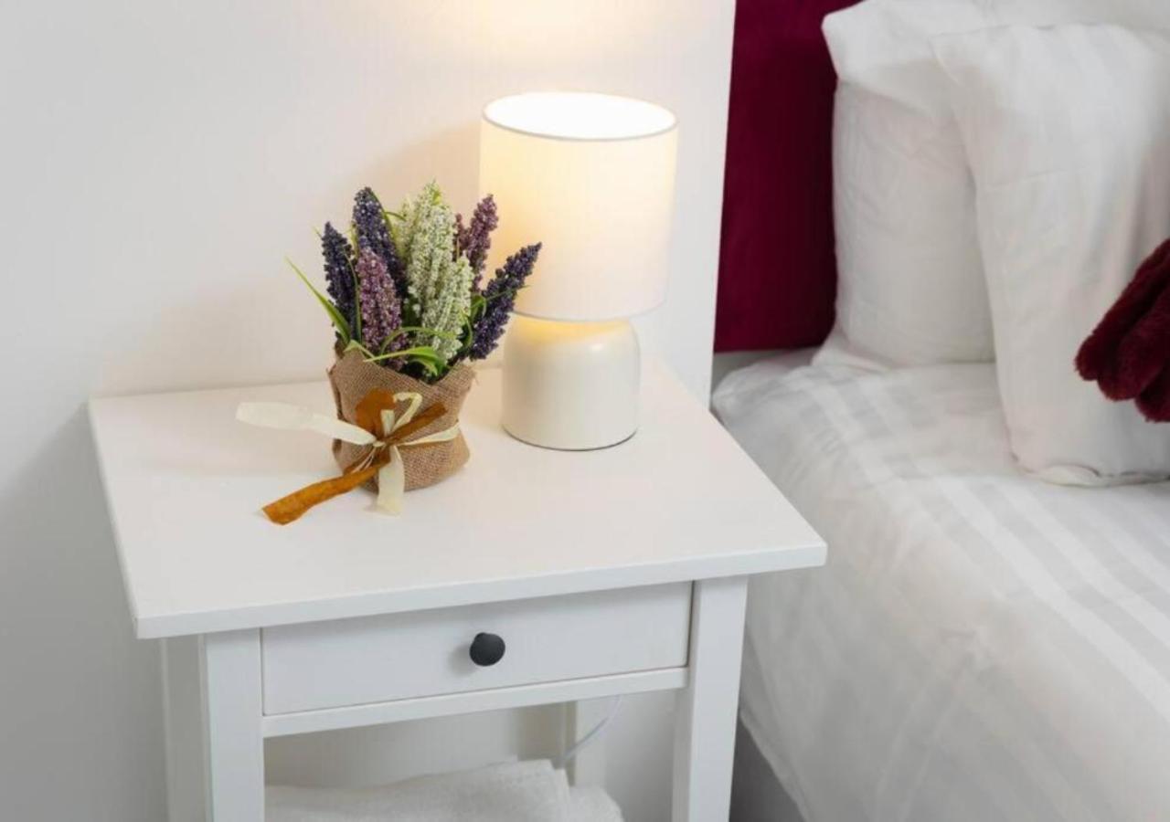 Comfortable 3 Bedrooms Leeds Beach House - Ideal For Family And Contractors With Free Parking For 2 Cars - Free Wifi - Projector - Smart Light Holiday home *