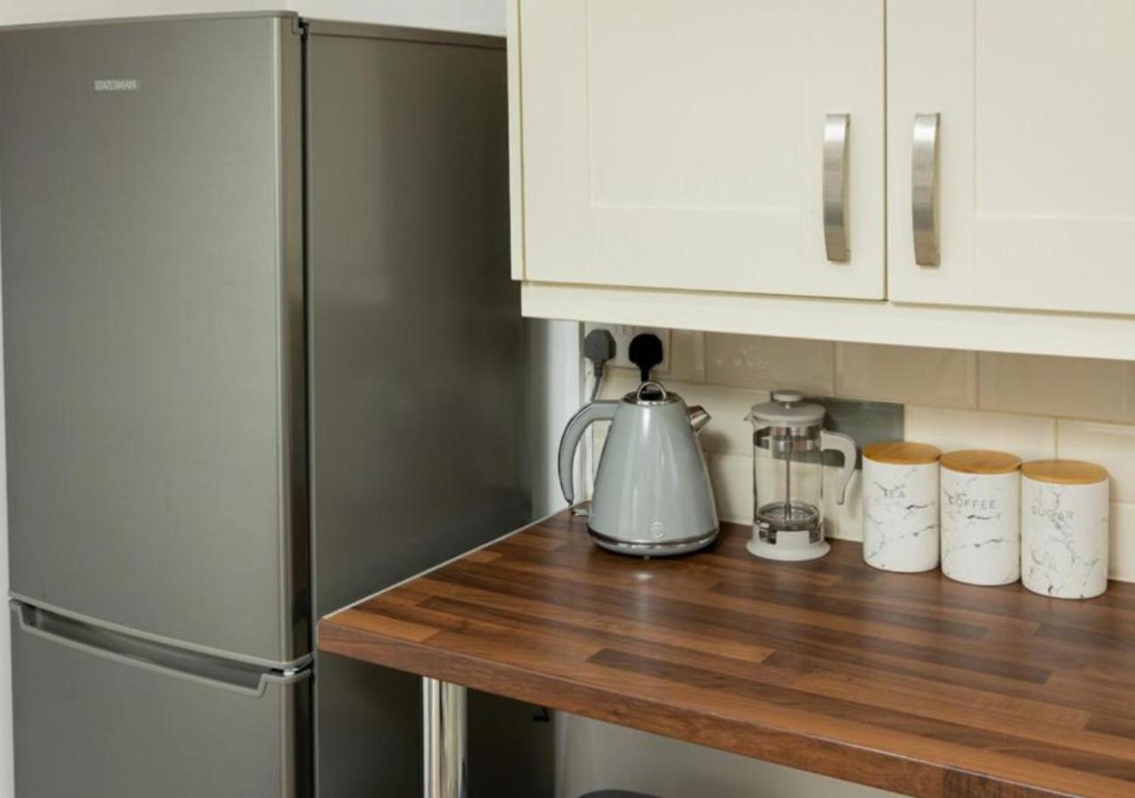 Comfortable 3 Bedrooms Leeds Beach House - Ideal For Family And Contractors With Free Parking For 2 Cars - Free Wifi - Projector - Smart Light Holiday home Leeds (West Yorkshire)