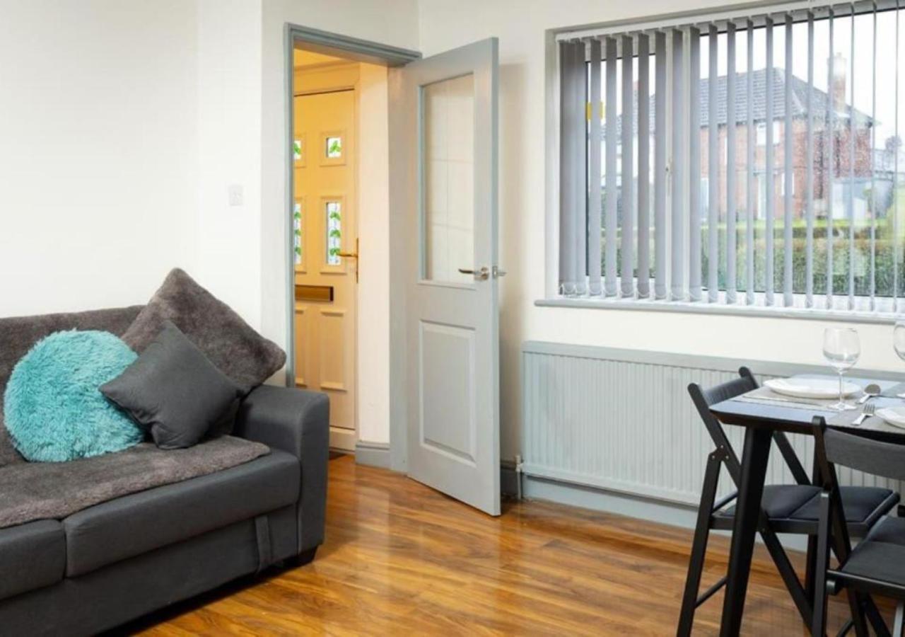 Comfortable 3 Bedrooms Leeds Beach House - Ideal For Family And Contractors With Free Parking For 2 Cars - Free Wifi - Projector - Smart Light Holiday home