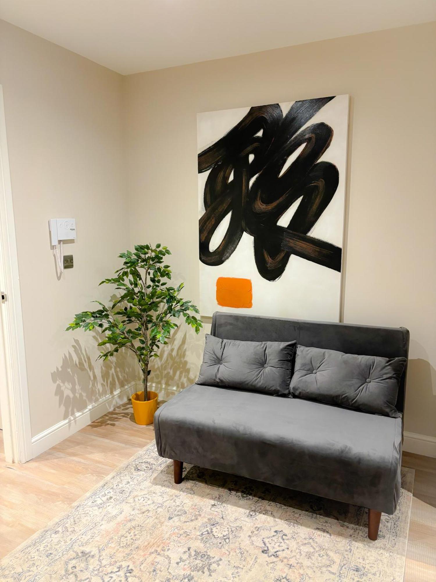 Exceptional & Gorgeous Interior & King Size Bed Apartment *