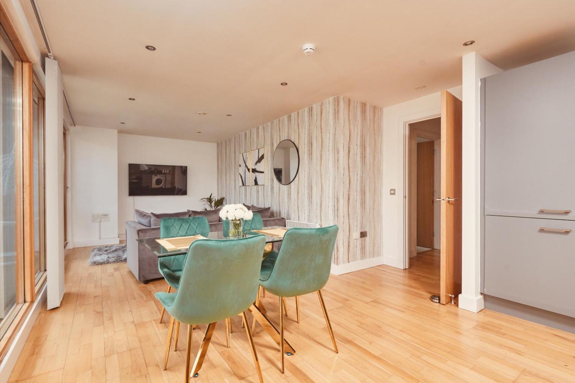 Leeds Dock Apt, Free Secure Parking! 2 Bed Apartment *