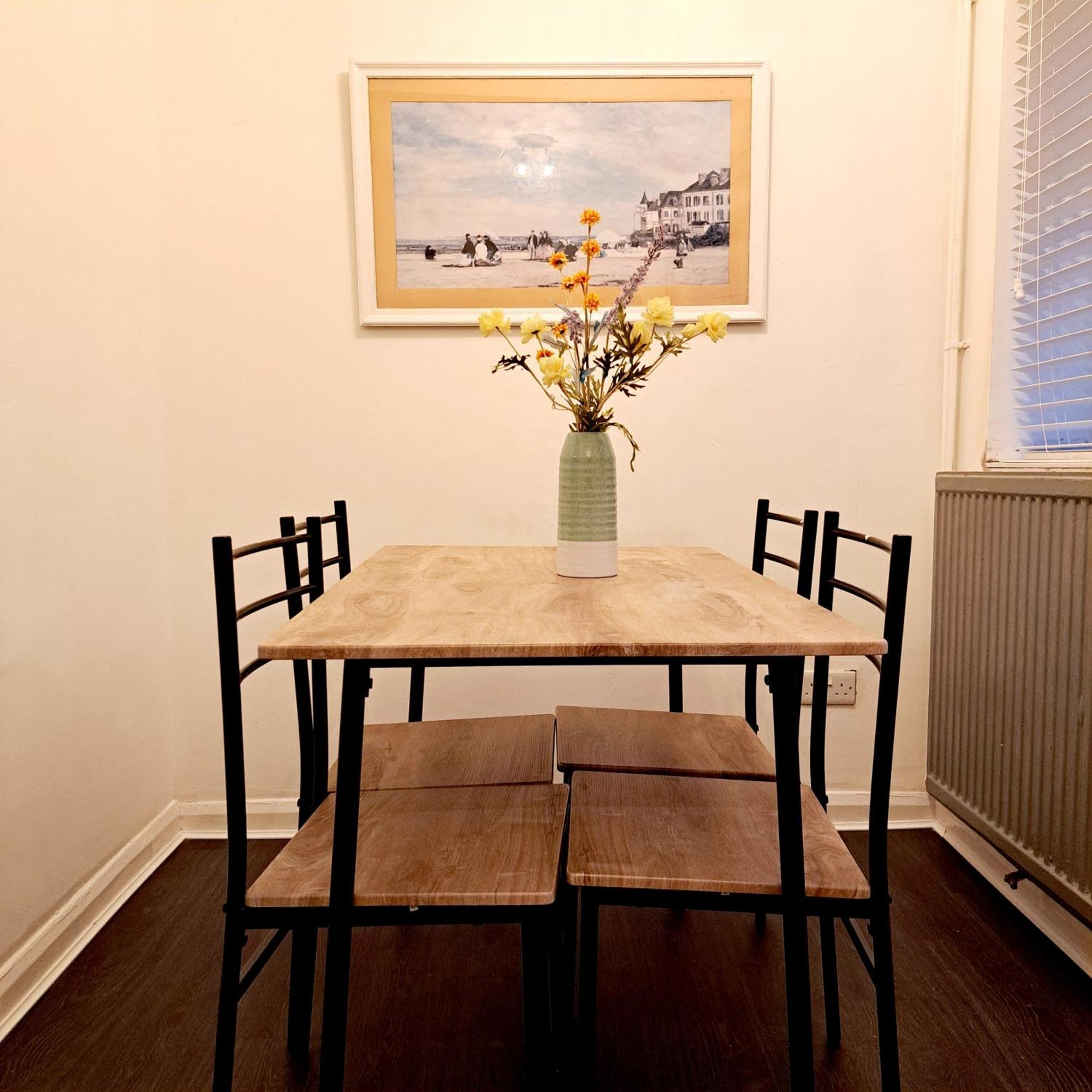 2 Bedroom House In Leeds - Sleeps 5 Wifi Parking Holiday home Leeds (West Yorkshire)