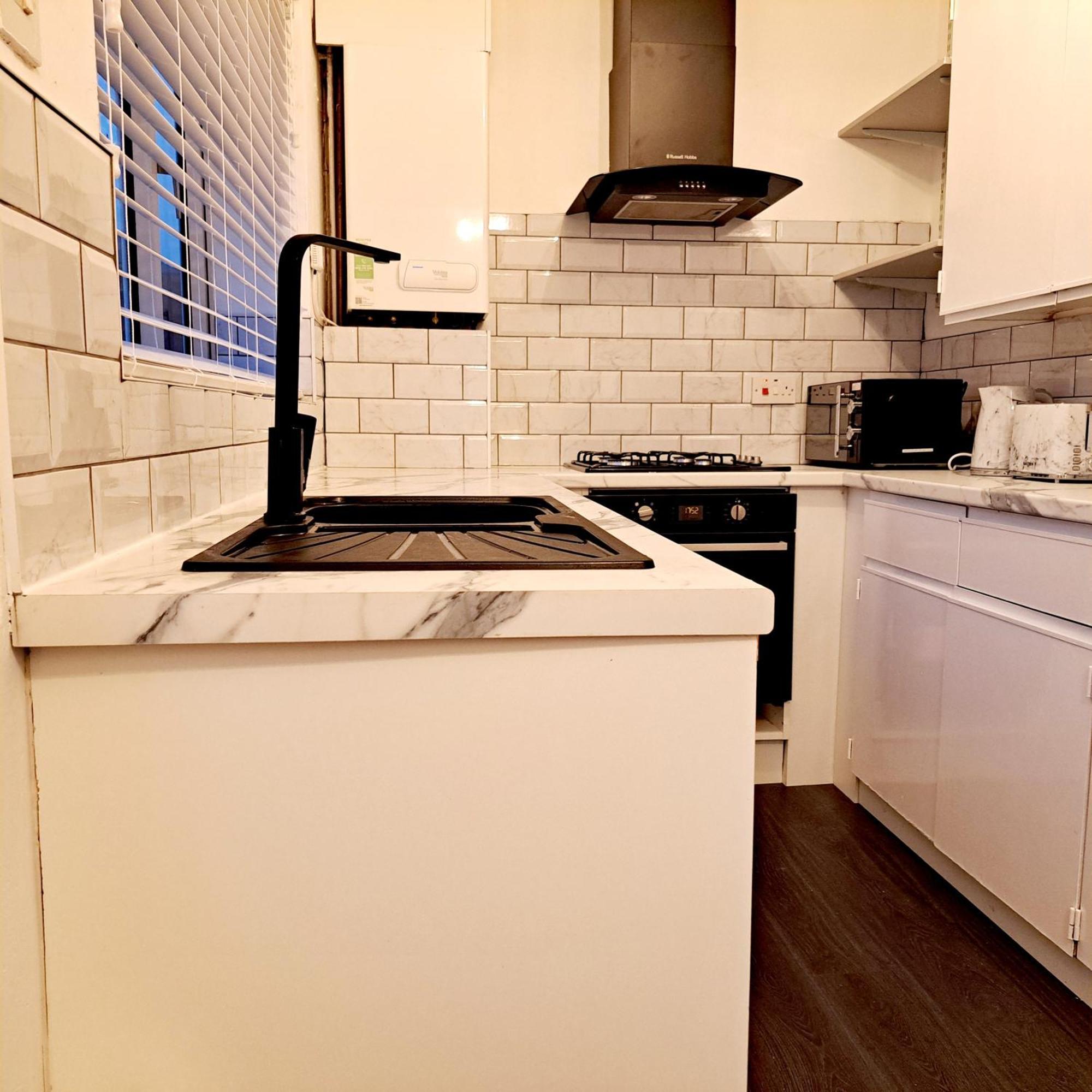 2 Bedroom House In Leeds - Sleeps 5 Wifi Parking * Leeds (West Yorkshire)