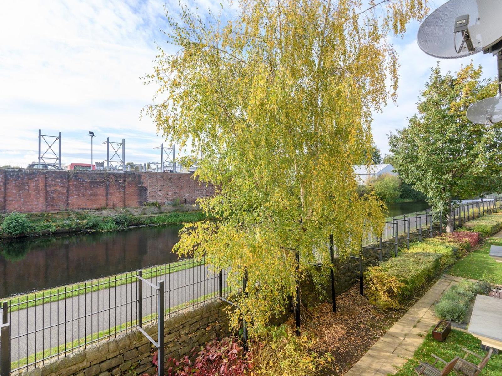 Leeds Duplex With Fantastic Canal Views Pass The Keys