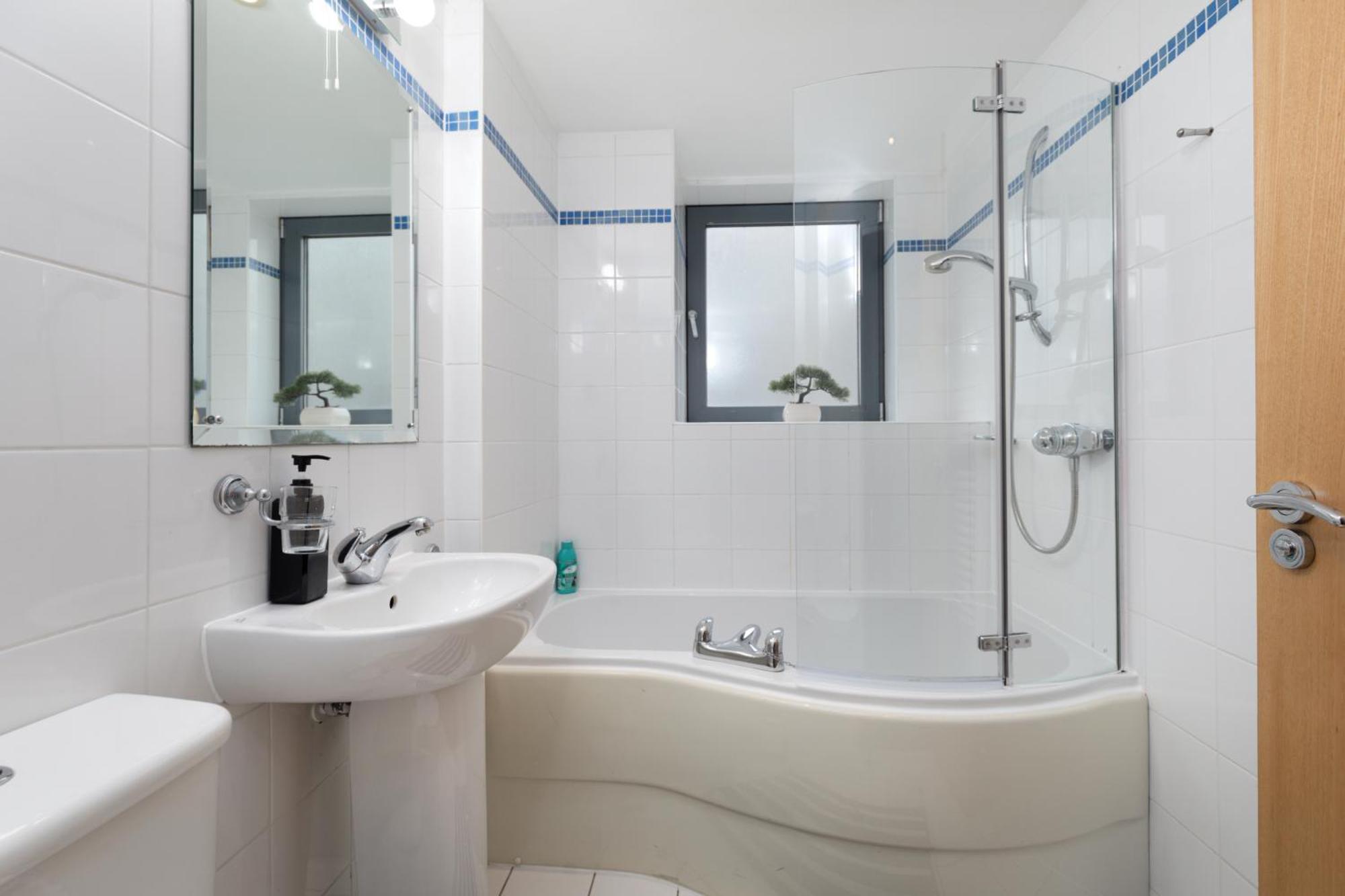 Scandi Abode In Leeds - Sleeps 8 Apartment *