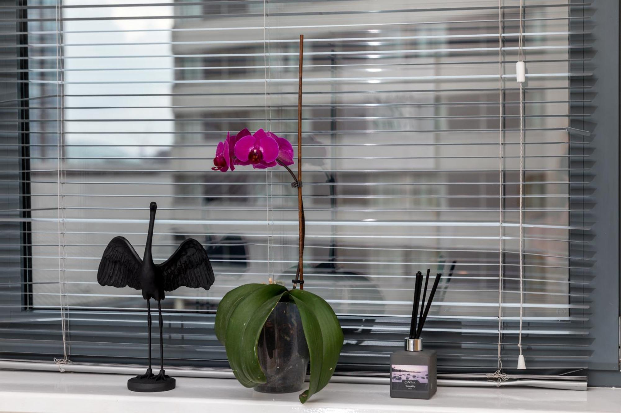 Scandi Abode In Leeds - Sleeps 8 *