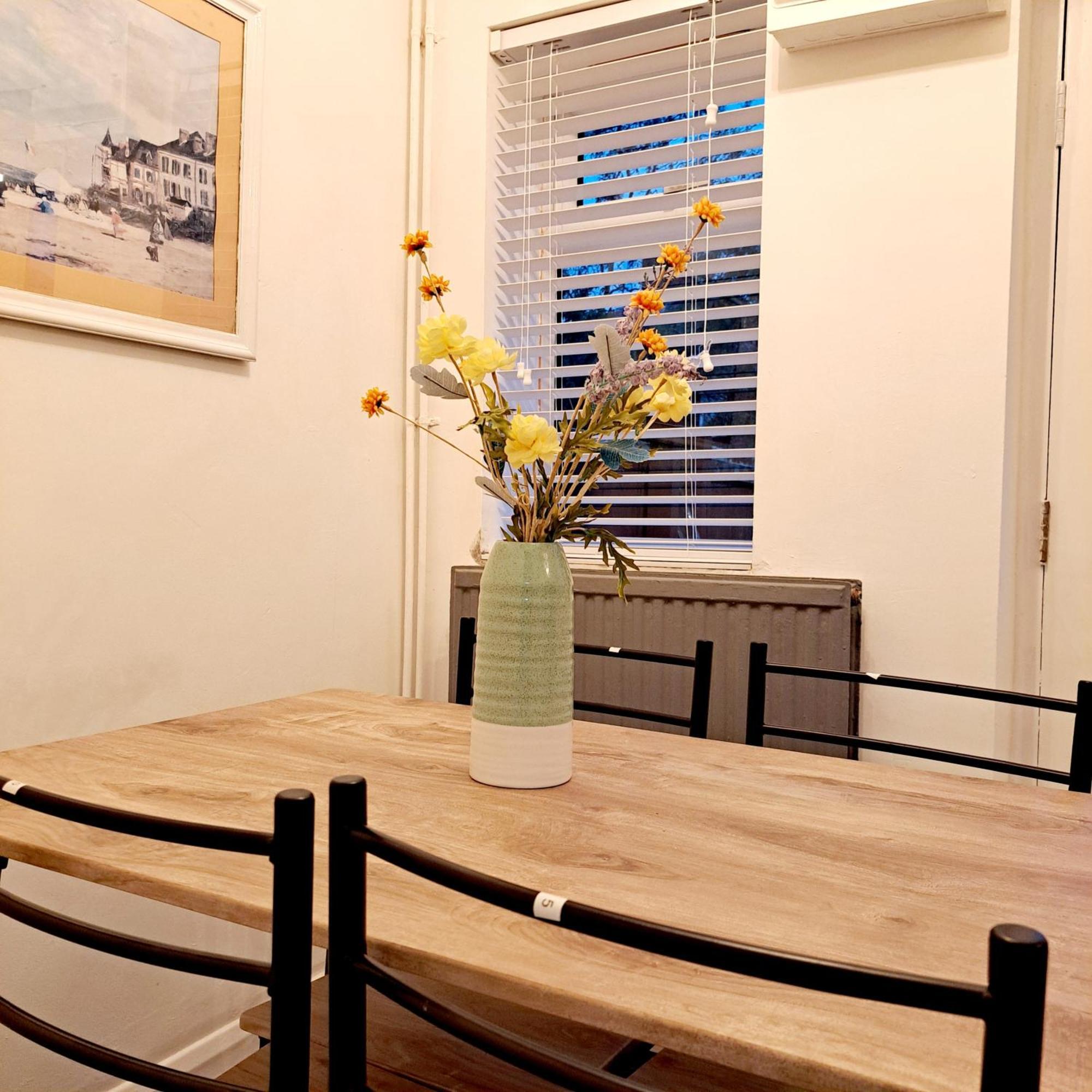 Holiday home 2 Bedroom House In Leeds - Sleeps 5 Wifi Parking *