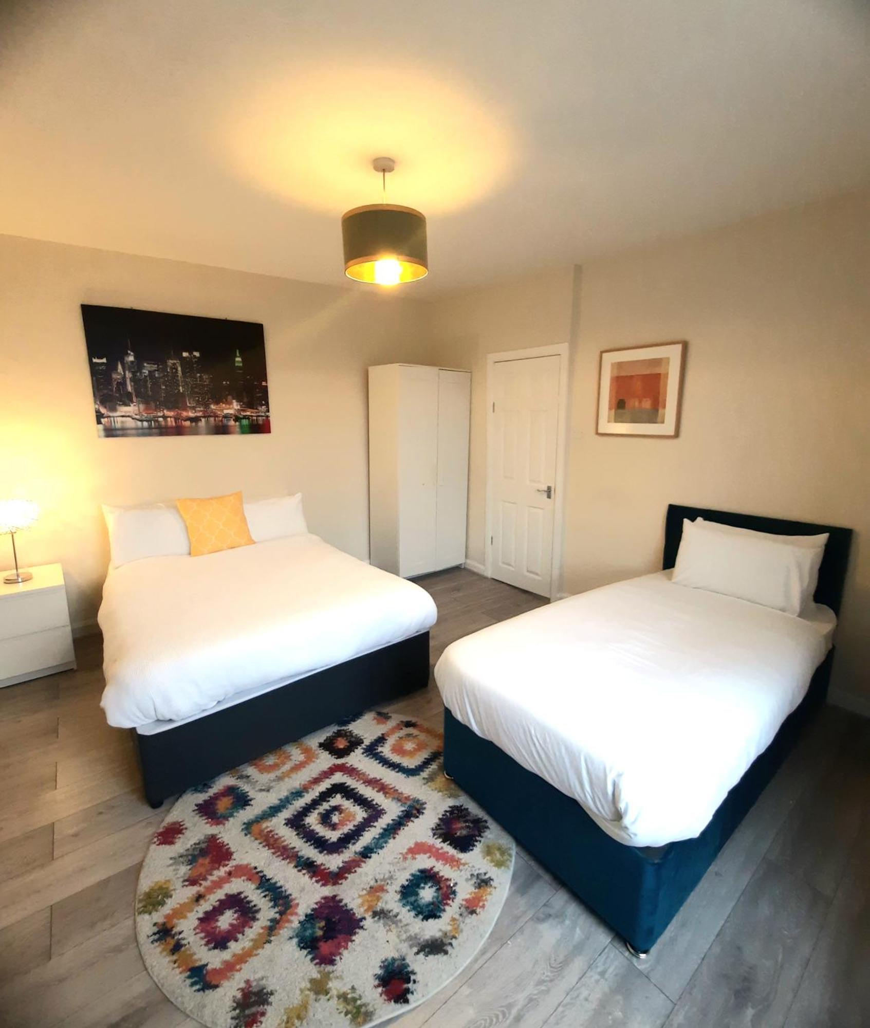Cosy In Leeds, Free Wifi Holiday home *