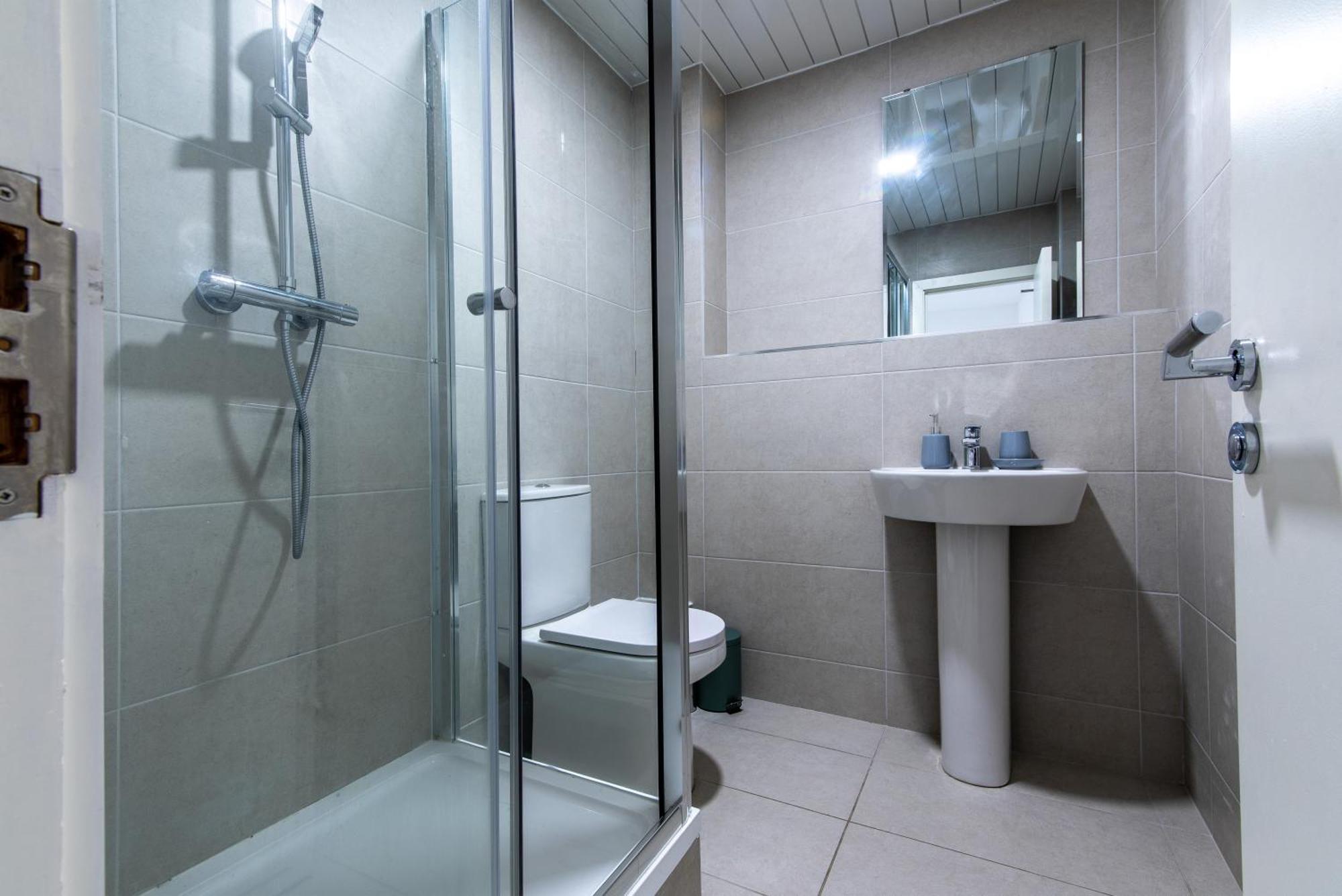 3-br In Prime Leeds Centre Apartment *