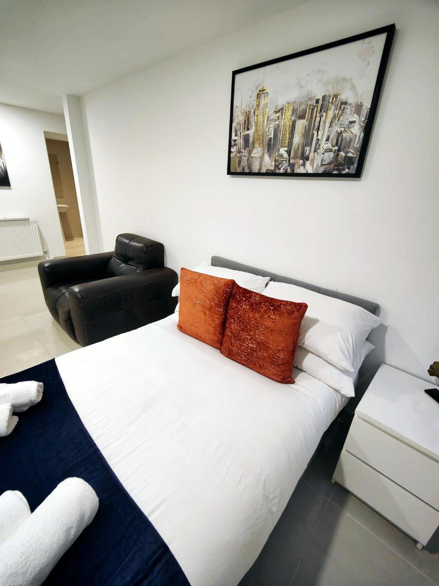 Apartment Luxurious 3 Bed Ensuites & Kitchenettes Nr Lgi Hospital & Uni - Free 5g Wifi & Netflix Short - Contractors Free Parking