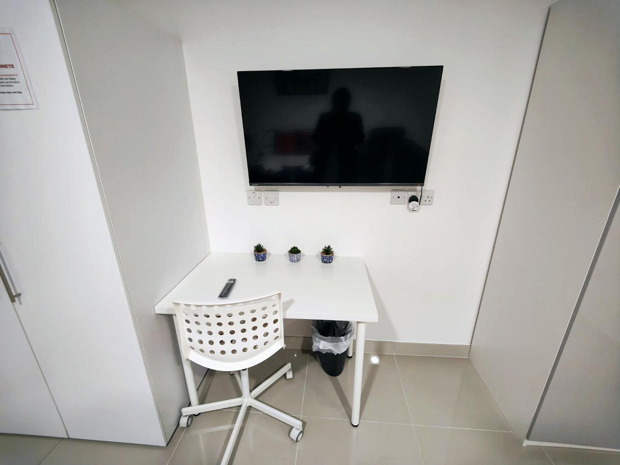 Luxurious 3 Bed Ensuites & Kitchenettes Nr Lgi Hospital & Uni - Free 5g Wifi & Netflix Short - Contractors Free Parking Apartment