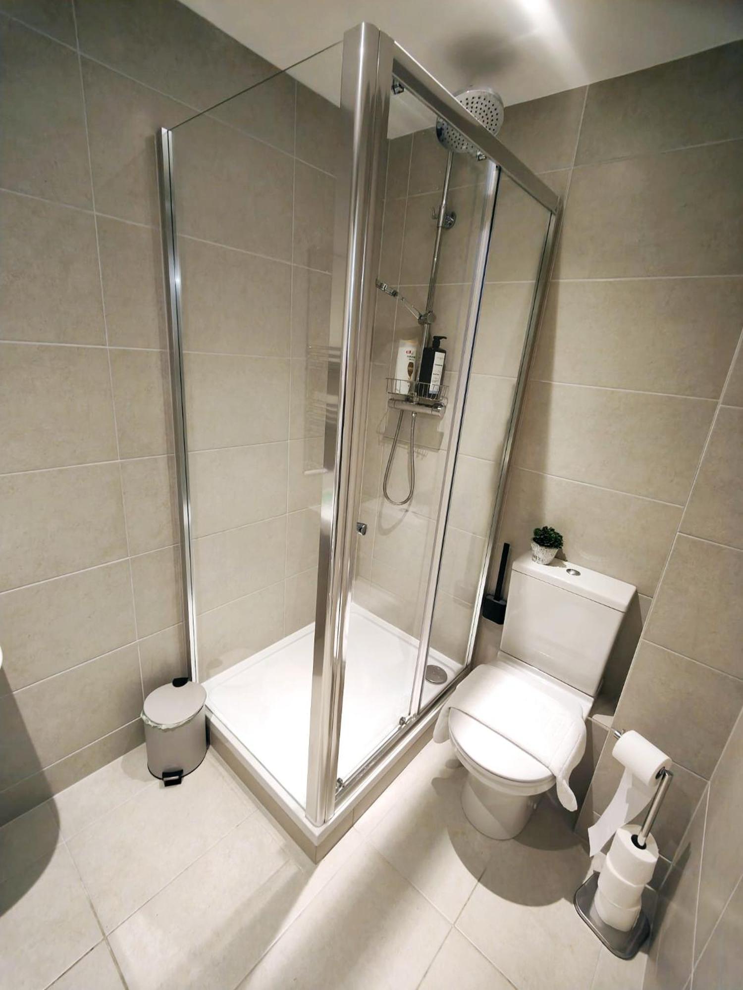 Apartment Luxurious 3 Bed Ensuites & Kitchenettes Nr Lgi Hospital & Uni - Free 5g Wifi & Netflix Short - Contractors Free Parking Leeds (West Yorkshire)