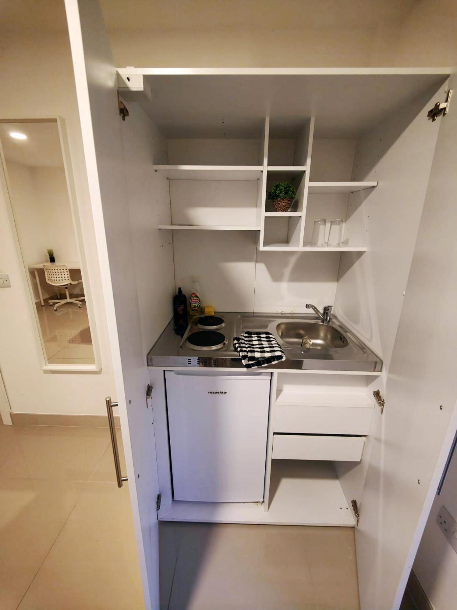 Apartment Luxurious 3 Bed Ensuites & Kitchenettes Nr Lgi Hospital & Uni - Free 5g Wifi & Netflix Short - Contractors Free Parking *