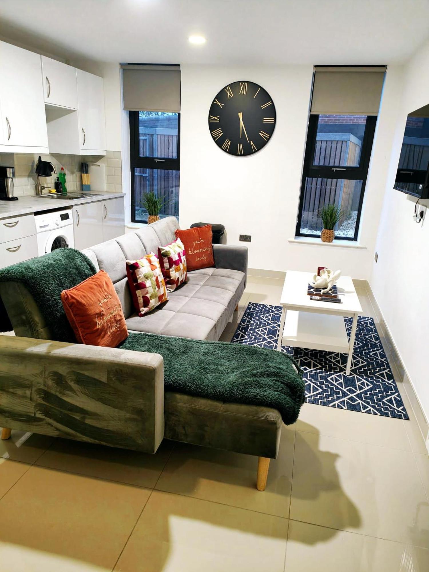 Apartment Luxurious 3 Bed Ensuites & Kitchenettes Nr Lgi Hospital & Uni - Free 5g Wifi & Netflix Short - Contractors Free Parking *