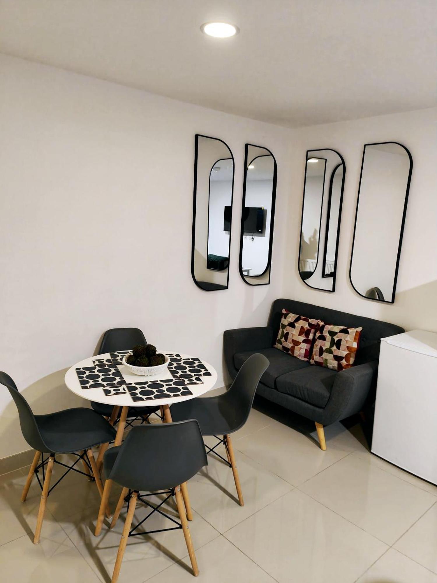 Luxurious 3 Bed Ensuites & Kitchenettes Nr Lgi Hospital & Uni - Free 5g Wifi & Netflix Short - Contractors Free Parking *