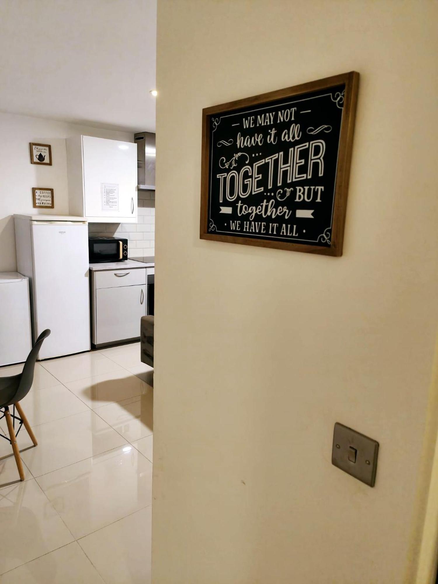 Luxurious 3 Bed Ensuites & Kitchenettes Nr Lgi Hospital & Uni - Free 5g Wifi & Netflix Short - Contractors Free Parking Apartment