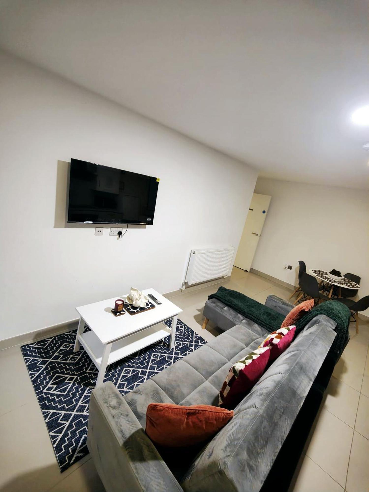 Apartment Luxurious 3 Bed Ensuites & Kitchenettes Nr Lgi Hospital & Uni - Free 5g Wifi & Netflix Short - Contractors Free Parking *