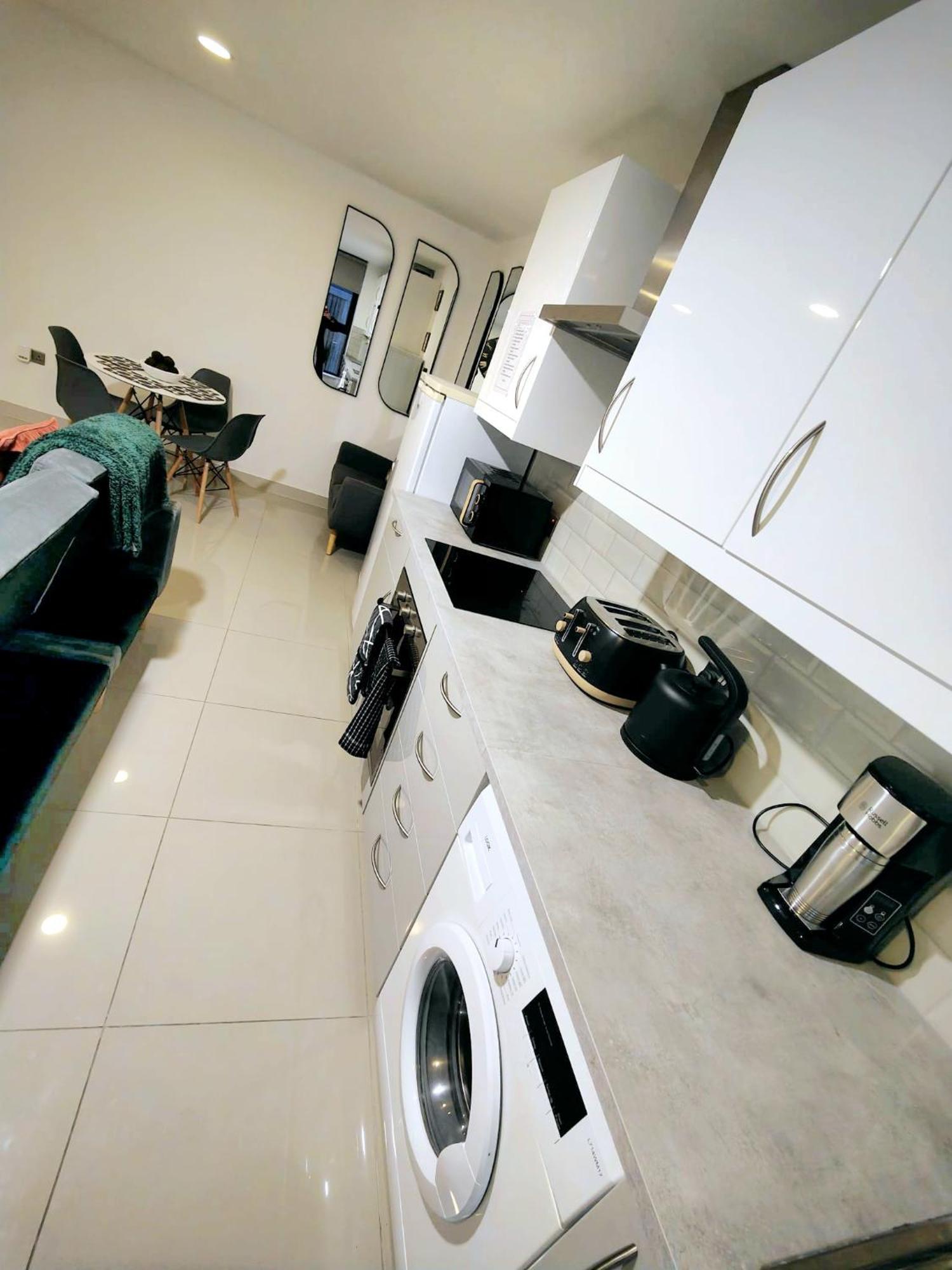 Luxurious 3 Bed Ensuites & Kitchenettes Nr Lgi Hospital & Uni - Free 5g Wifi & Netflix Short - Contractors Free Parking Apartment