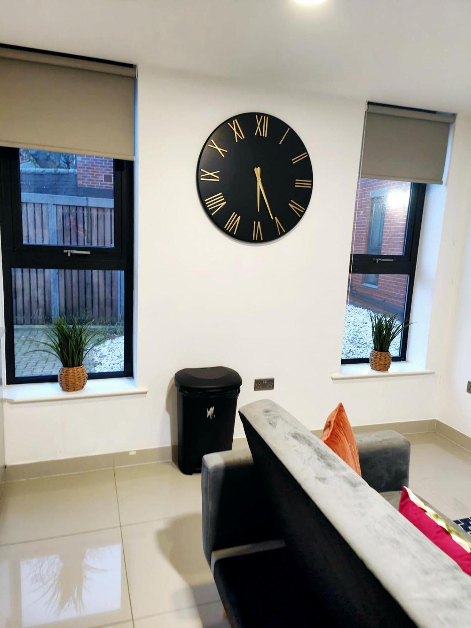 Luxurious 3 Bed Ensuites & Kitchenettes Nr Lgi Hospital & Uni - Free 5g Wifi & Netflix Short - Contractors Free Parking Apartment *