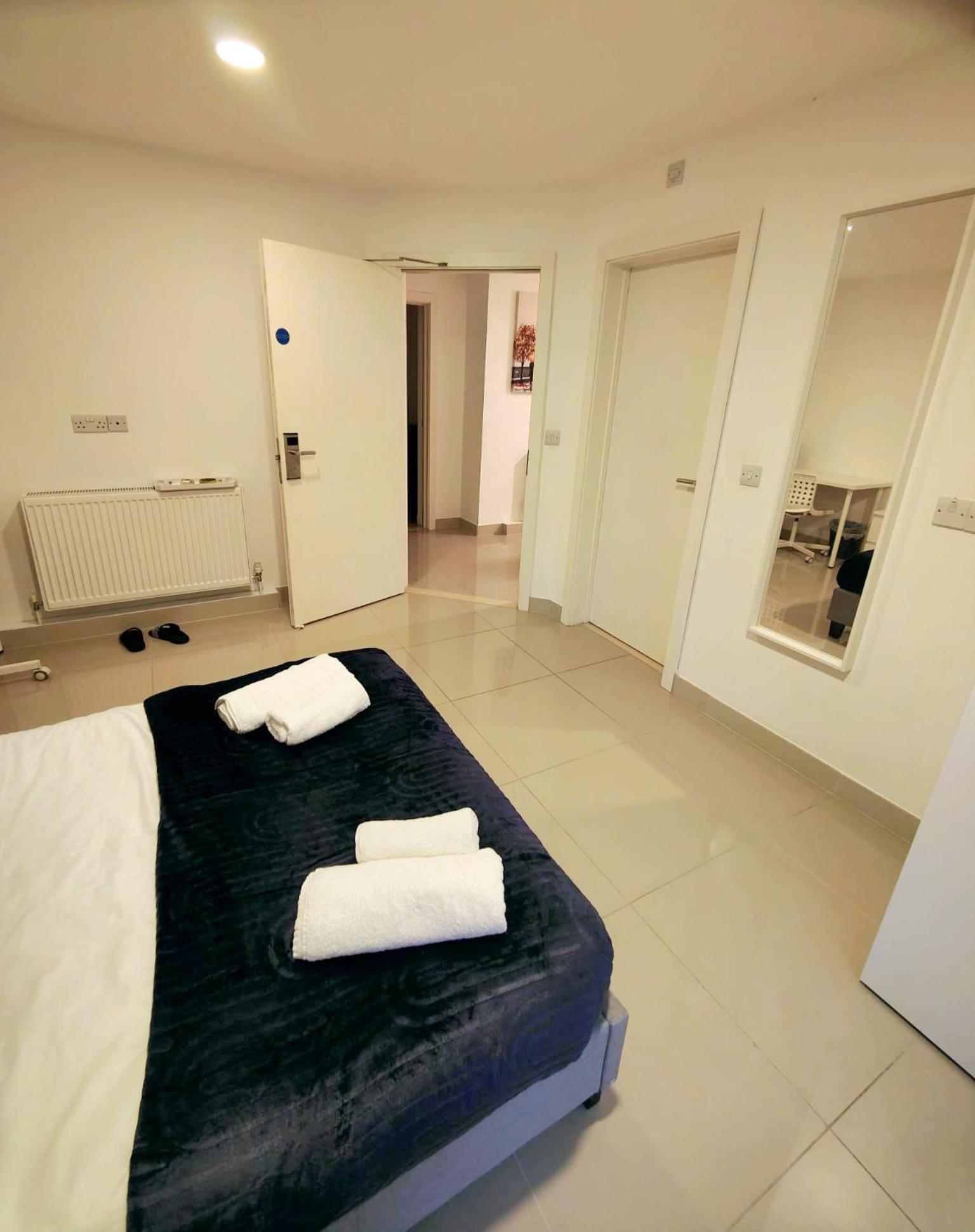 Apartment Luxurious 3 Bed Ensuites & Kitchenettes Nr Lgi Hospital & Uni - Free 5g Wifi & Netflix Short - Contractors Free Parking Leeds (West Yorkshire)