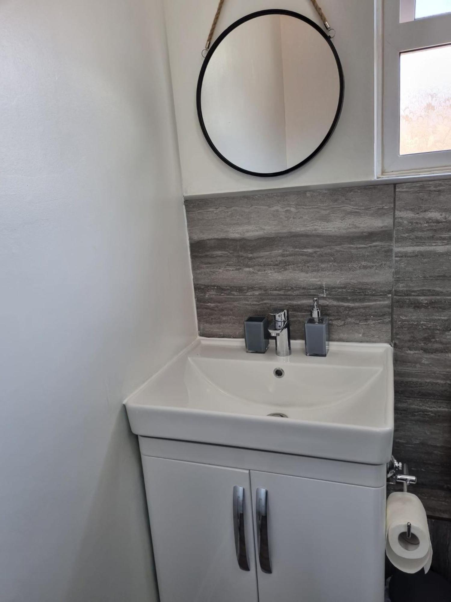 Modern 2-bed - Private Garden Parking & Wifi Holiday home Leeds (West Yorkshire)
