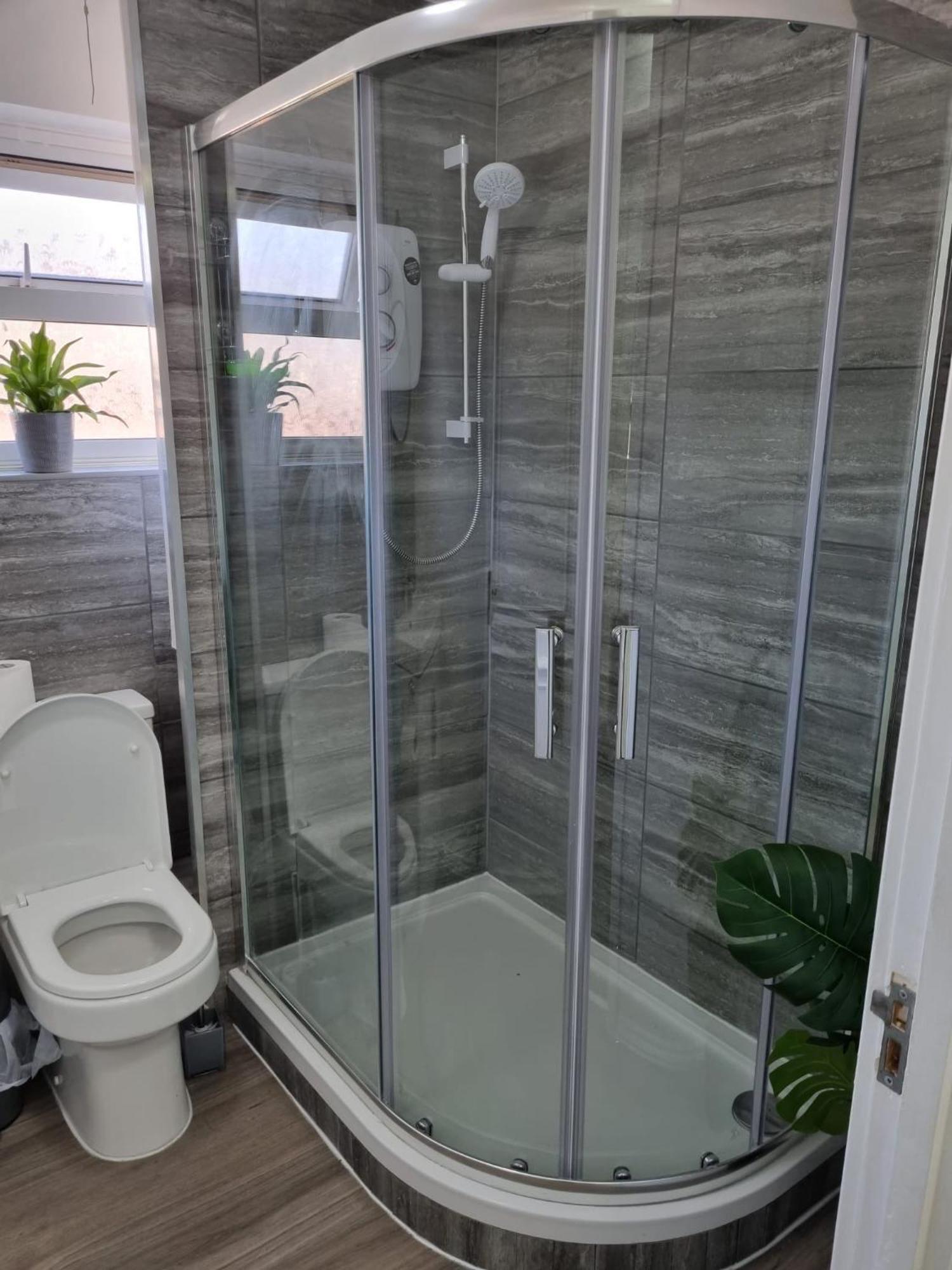 Modern 2-bed - Private Garden Parking & Wifi Leeds (West Yorkshire)