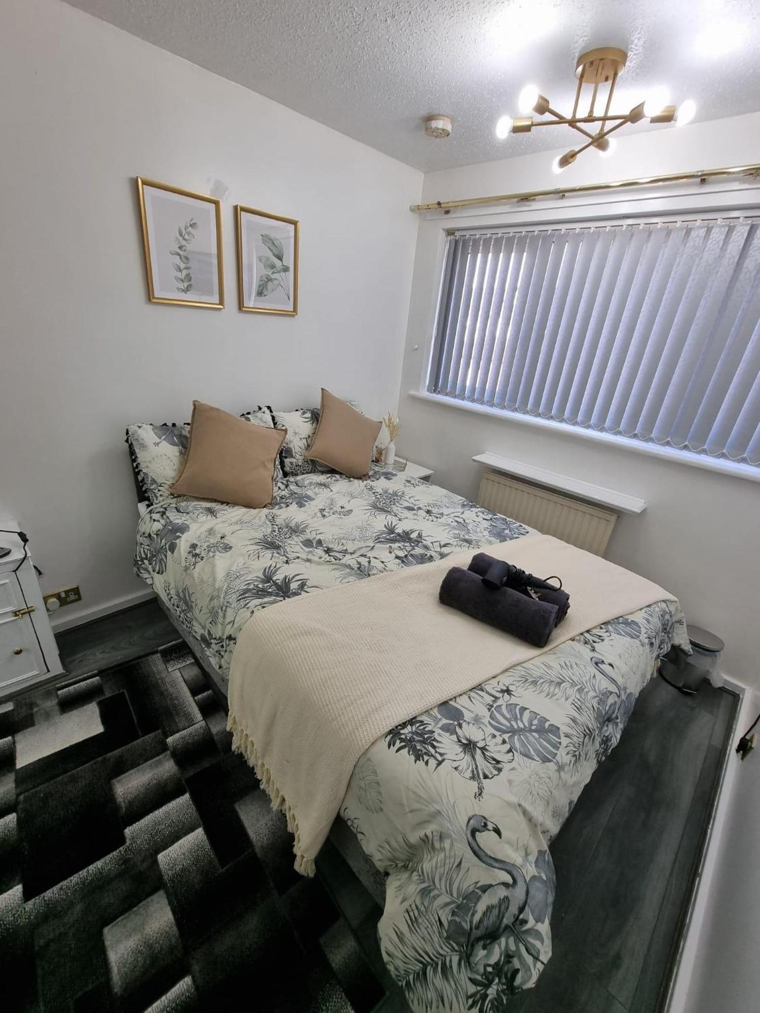 Modern 2-bed - Private Garden Parking & Wifi * Leeds (West Yorkshire)