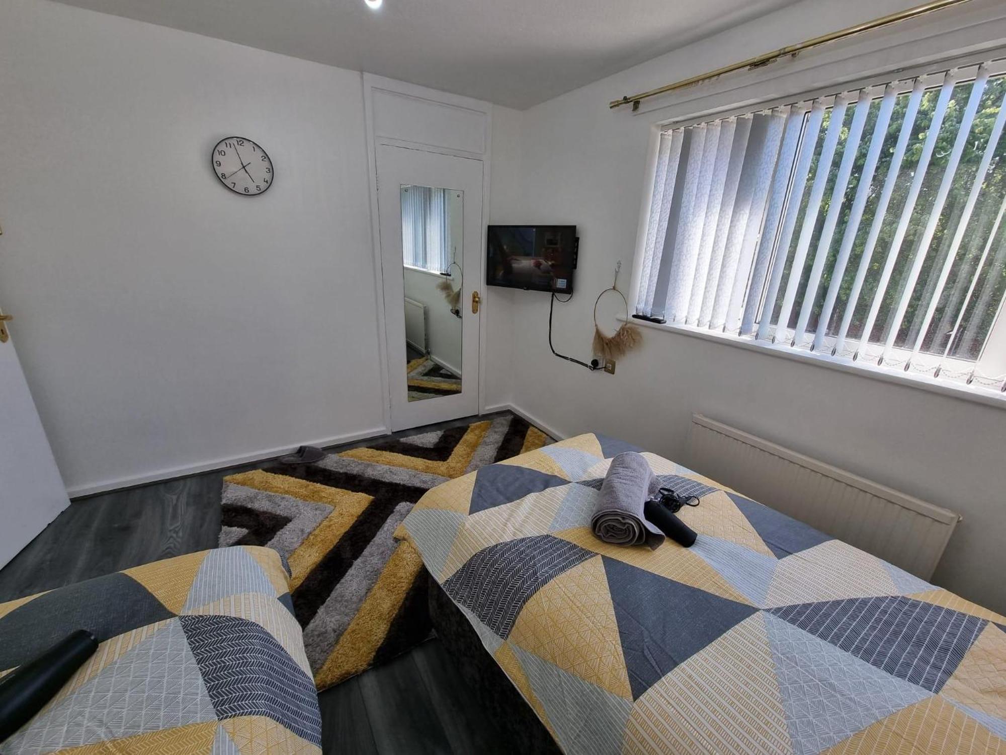 Holiday home Modern 2-bed - Private Garden Parking & Wifi