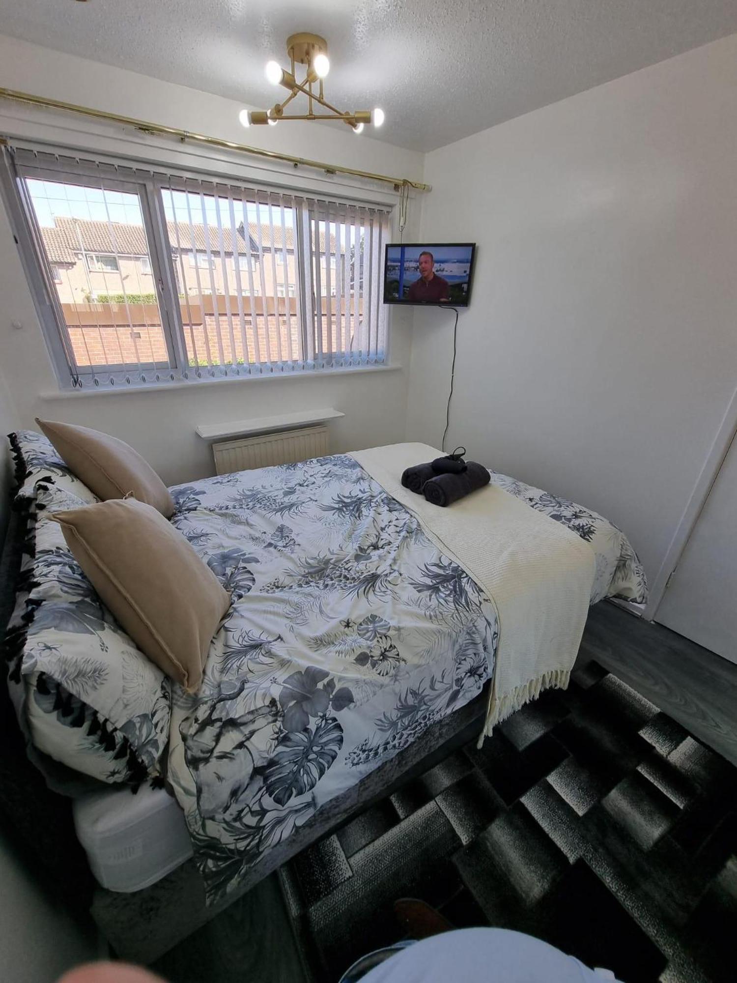 Modern 2-bed - Private Garden Parking & Wifi Holiday home *