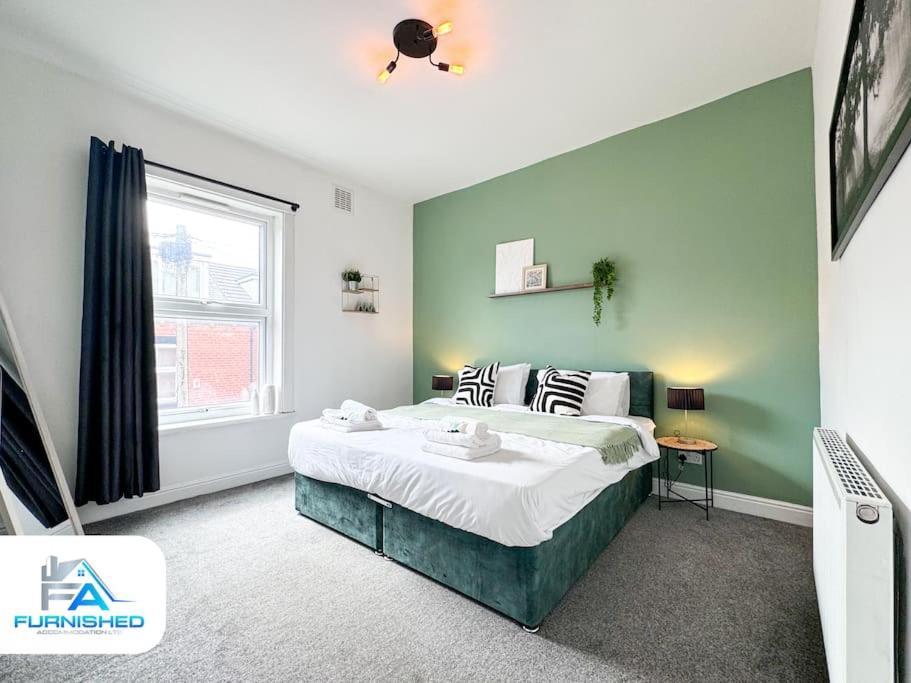 3 Bedroom House - Free Parking - Fast Wifi