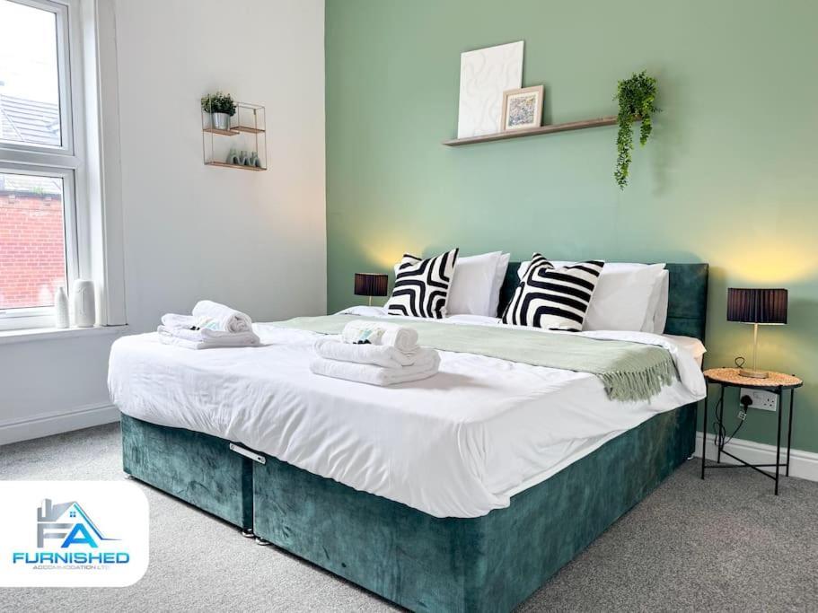 3 Bedroom House - Free Parking - Fast Wifi Holiday home *