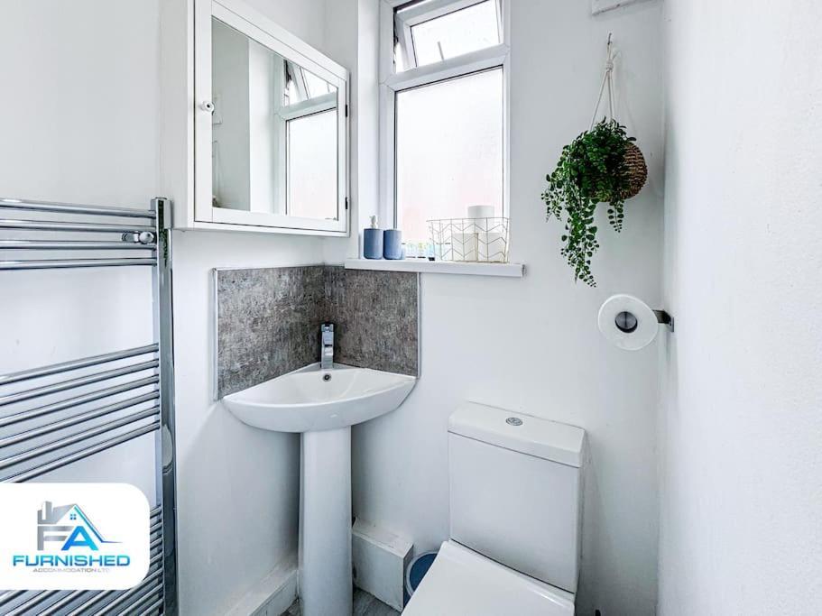 3 Bedroom House - Free Parking - Fast Wifi Holiday home