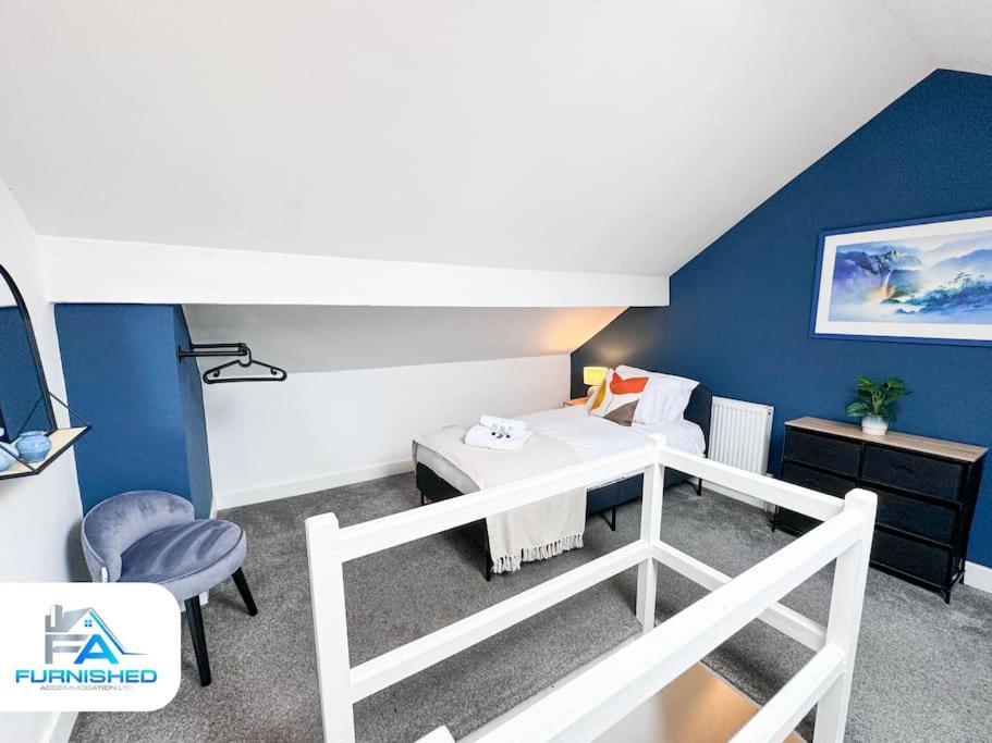 Holiday home 3 Bedroom House - Free Parking - Fast Wifi *