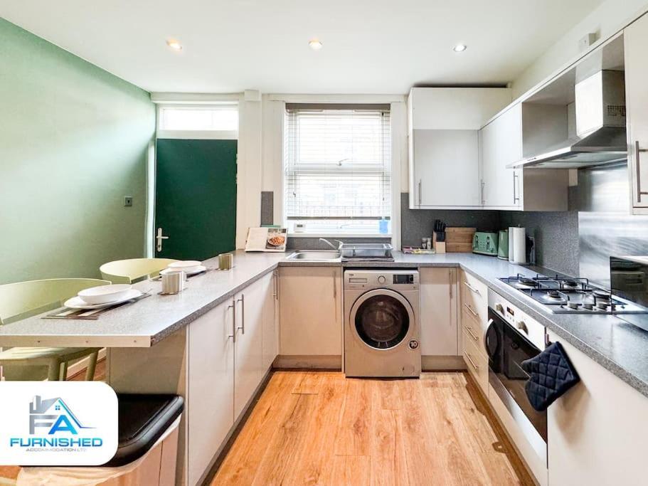 3 Bedroom House - Free Parking - Fast Wifi * Leeds (West Yorkshire)
