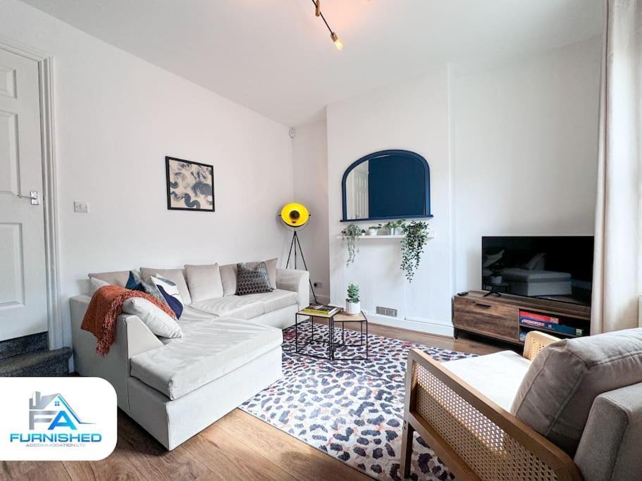 3 Bedroom House - Free Parking - Fast Wifi Holiday home