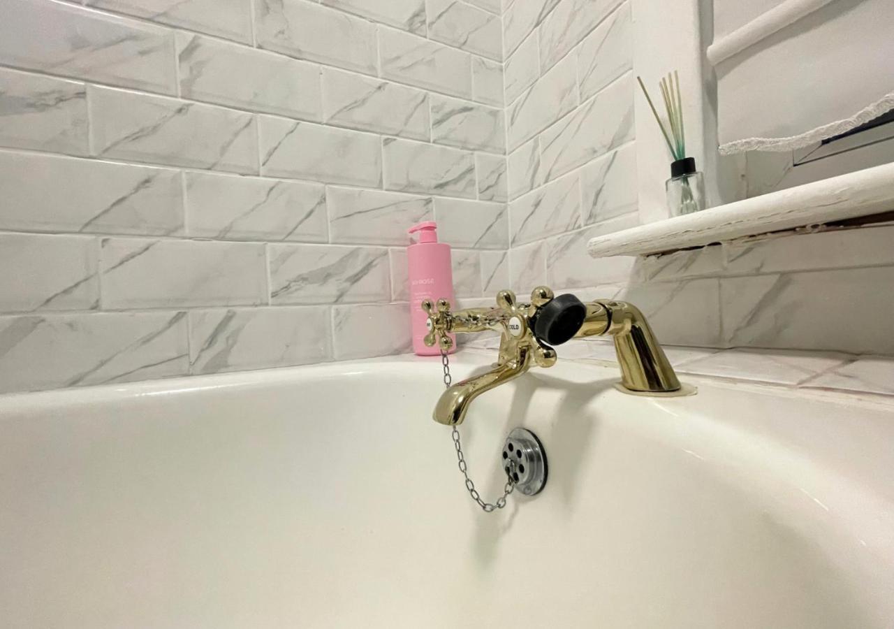 Contractor Friendly - 4 Single Beds - Free Parking Apartment