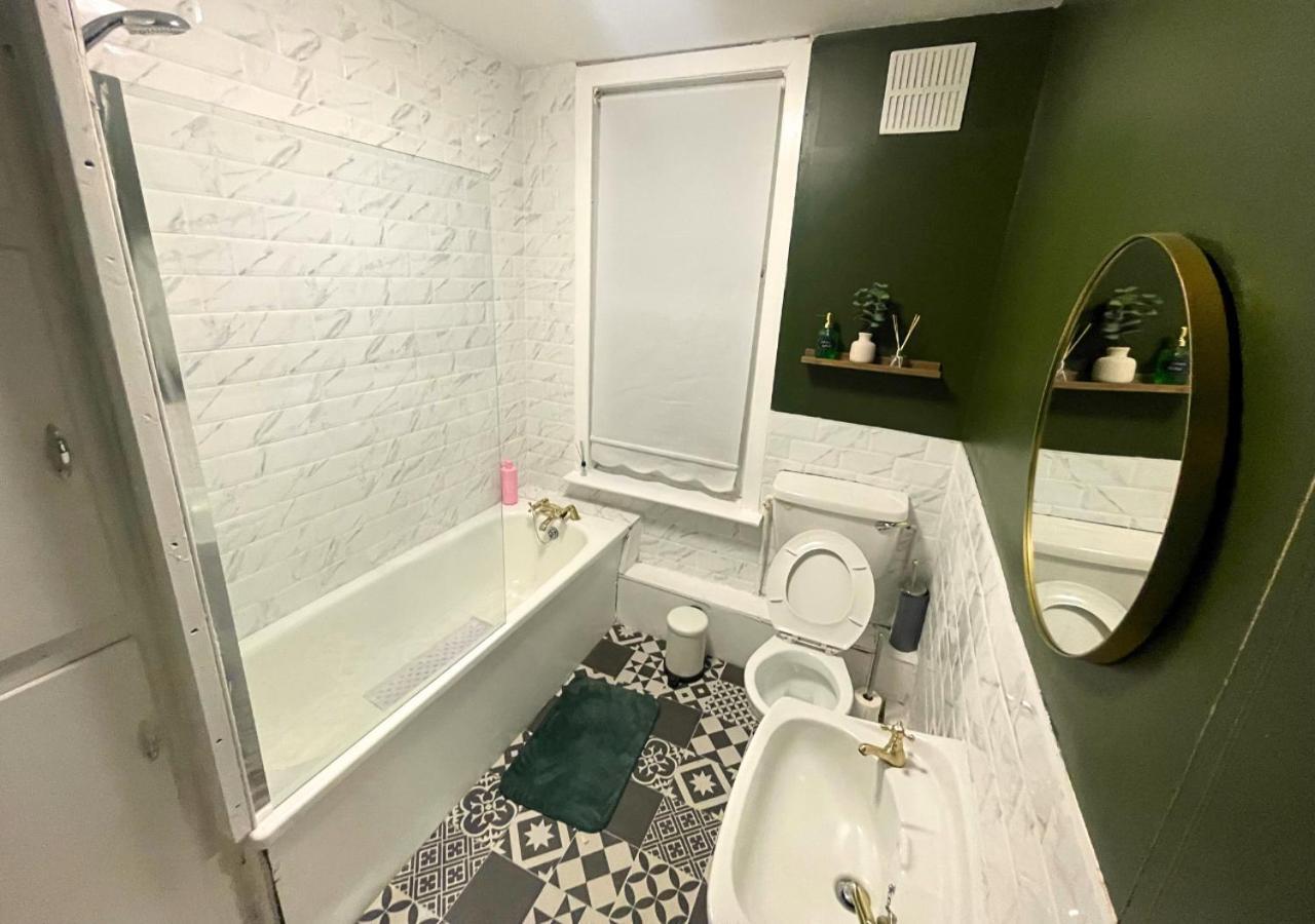 Contractor Friendly - 4 Single Beds - Free Parking Apartment *