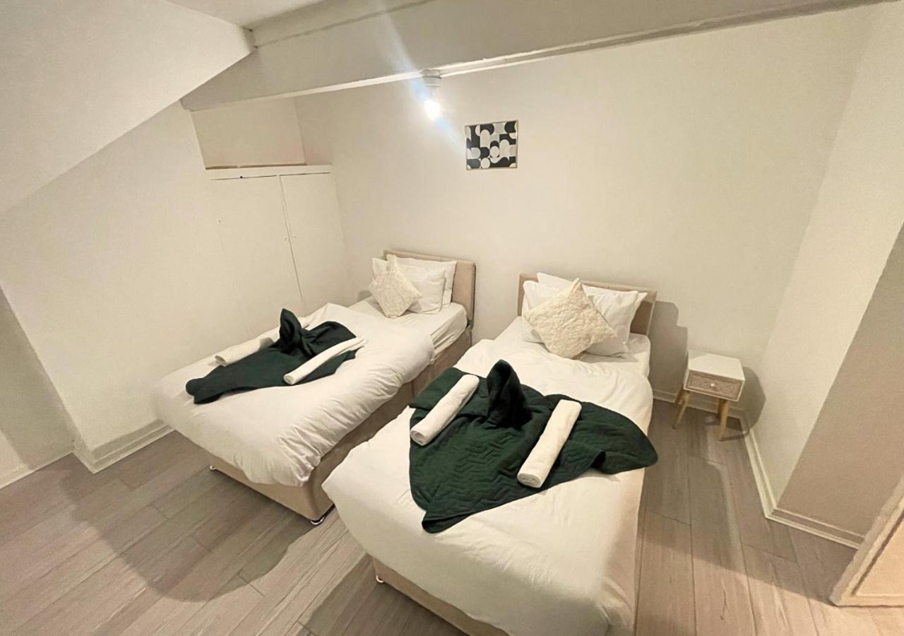 Contractor Friendly - 4 Single Beds - Free Parking Apartment