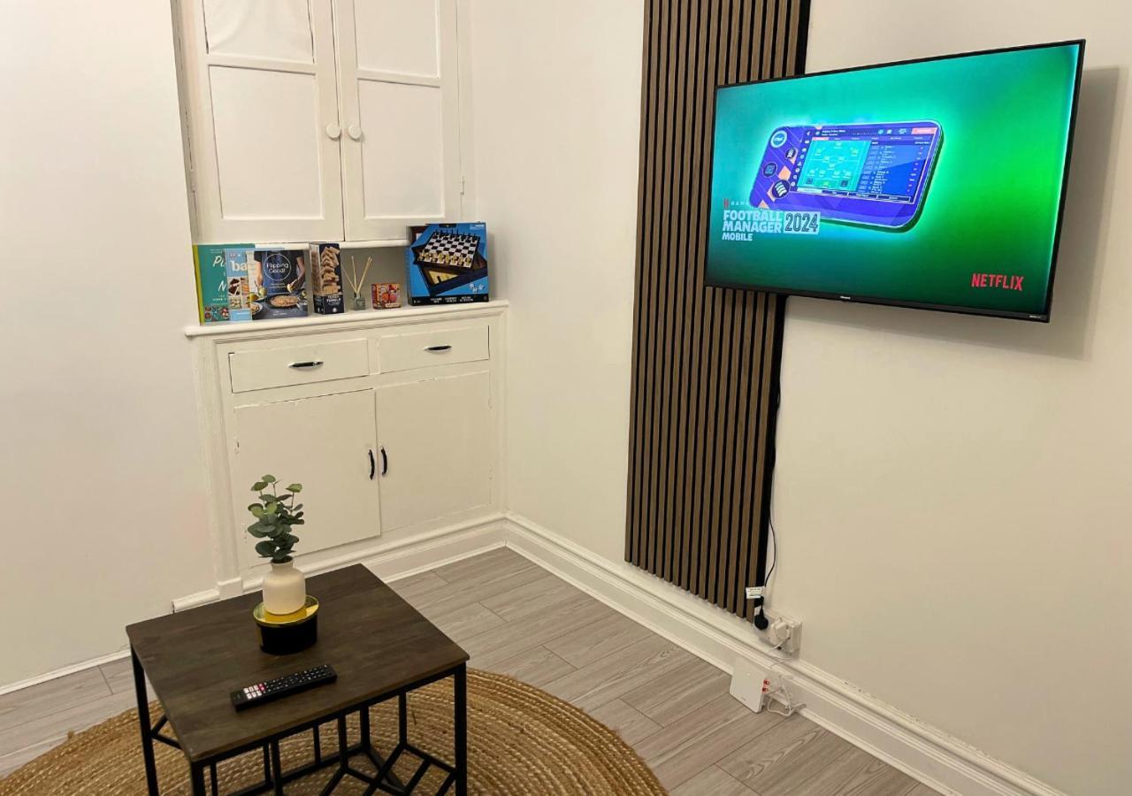 Contractor Friendly - 4 Single Beds - Free Parking Apartment